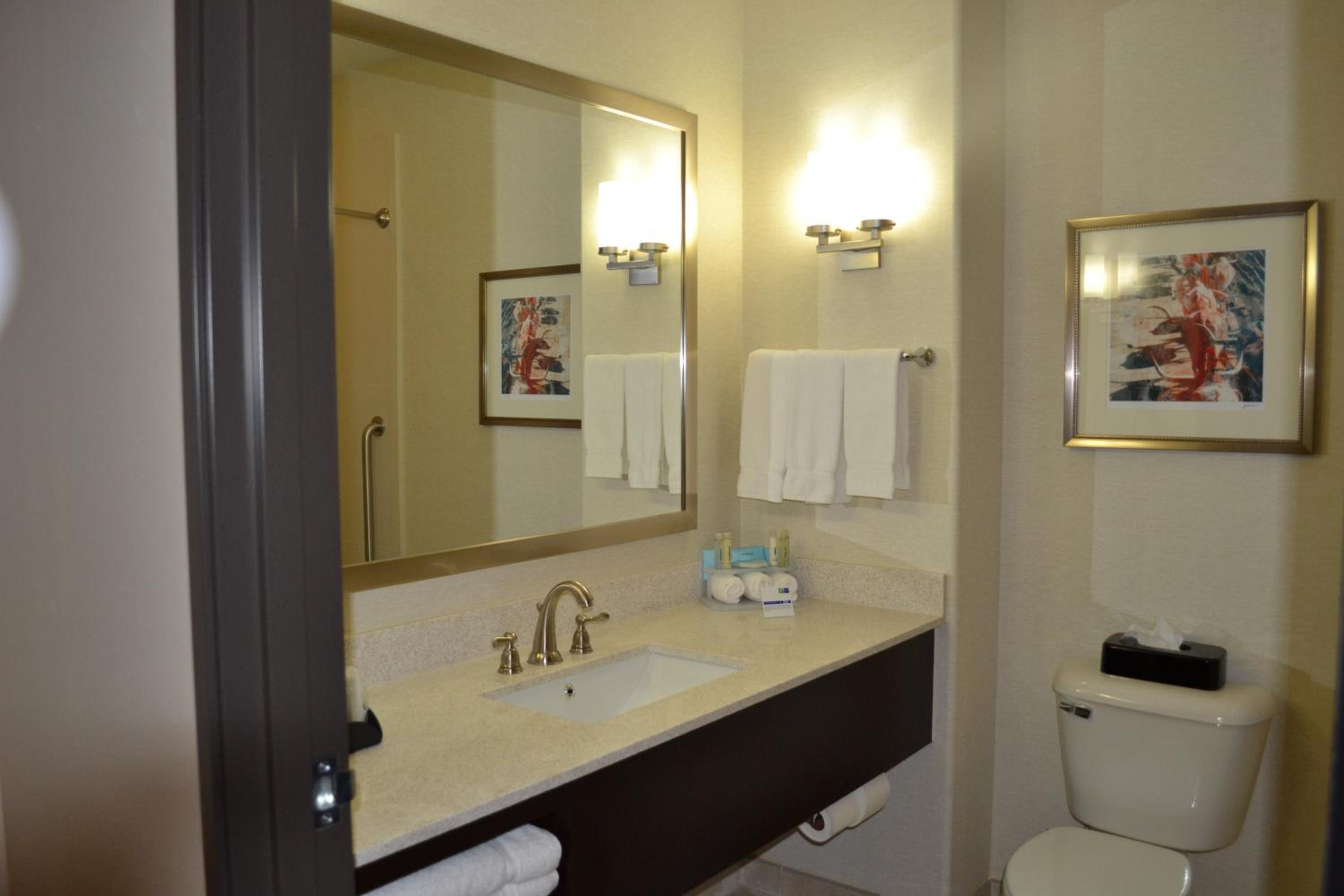 Standard Room with Two Queen Beds photo 1