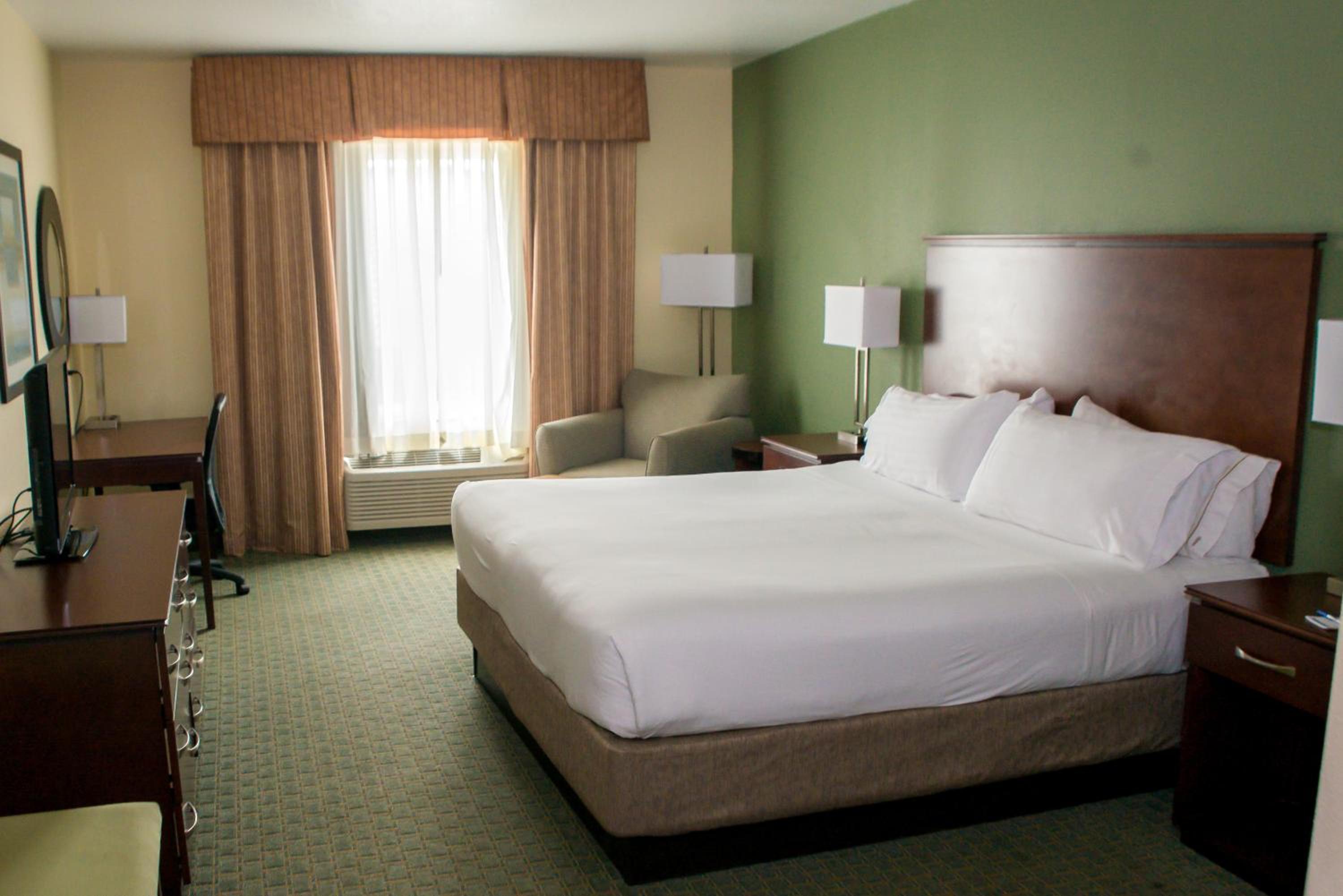 Standard King Room - Photo 9
