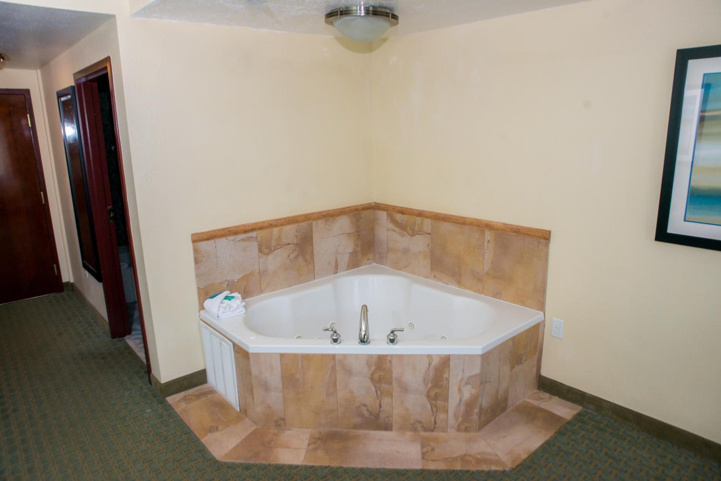 Standard King Room - Photo 5