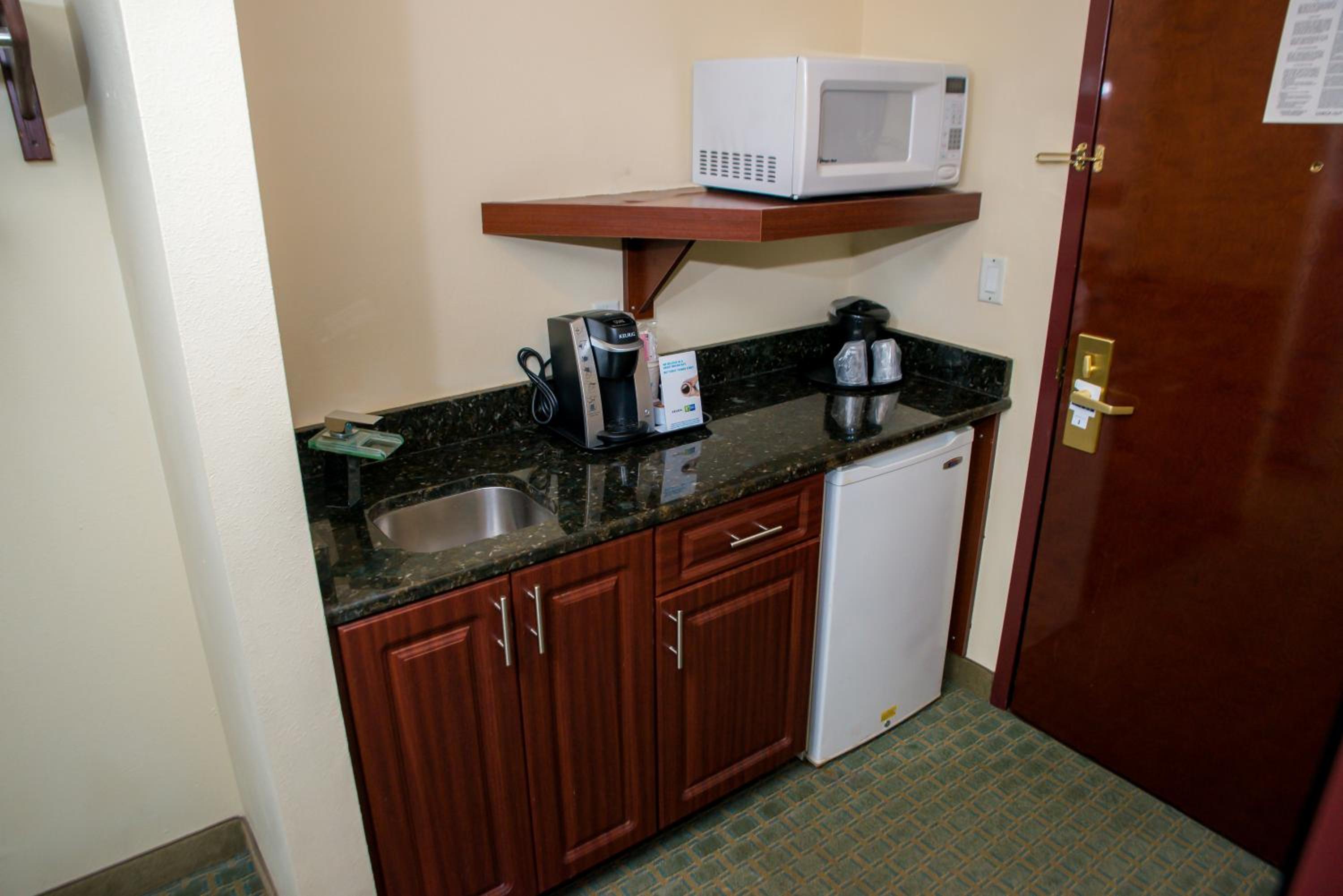 Standard King Room - Photo 4