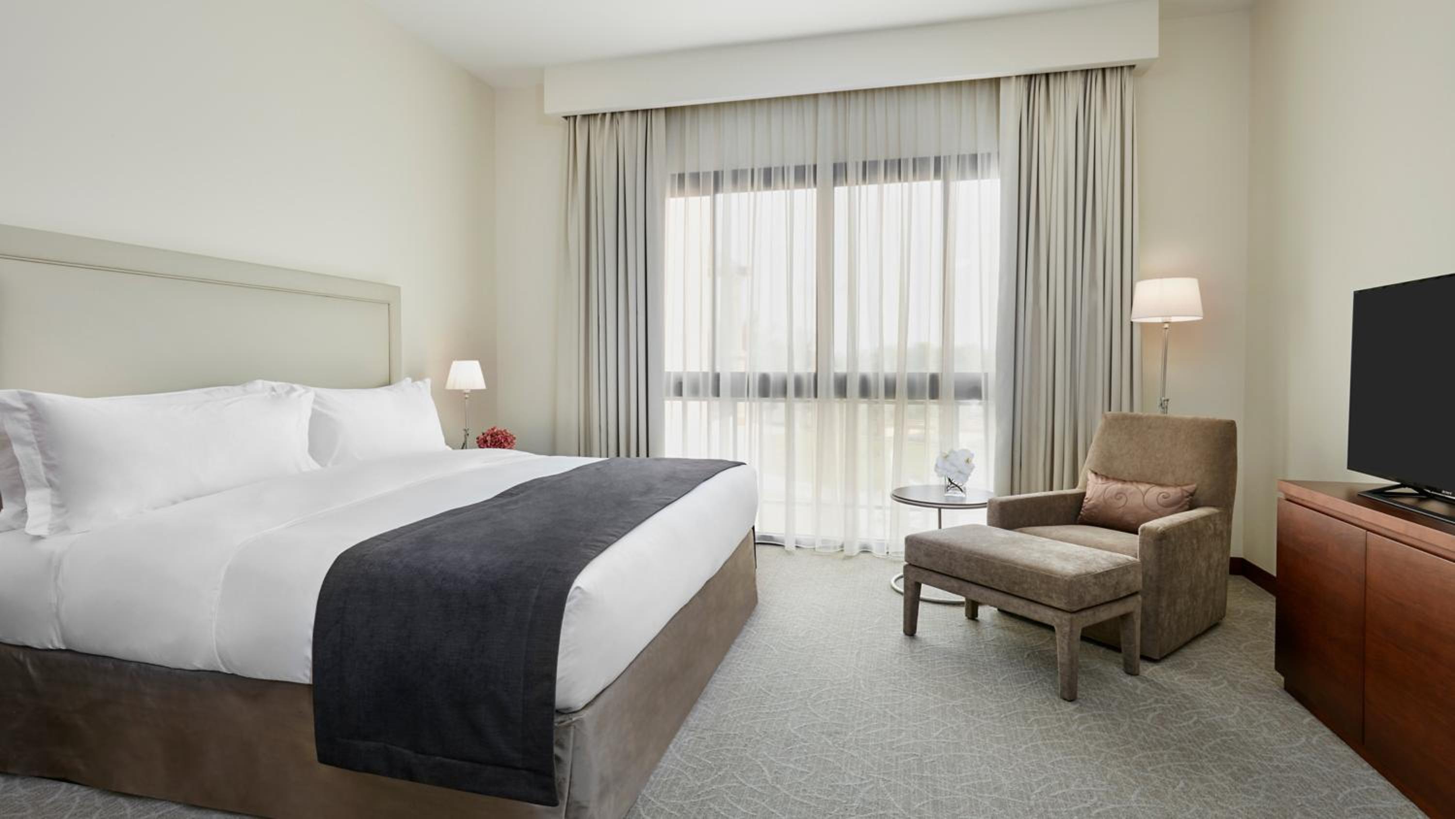 One-Bedroom Suite with Hotel View photo 3