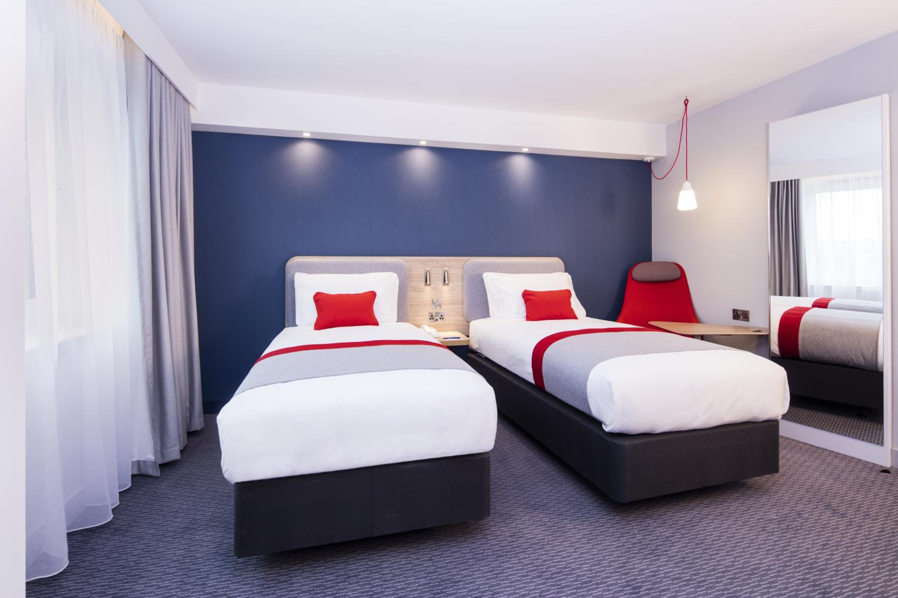Standard Twin Room with Free Hot Breakfast thumbnail 6