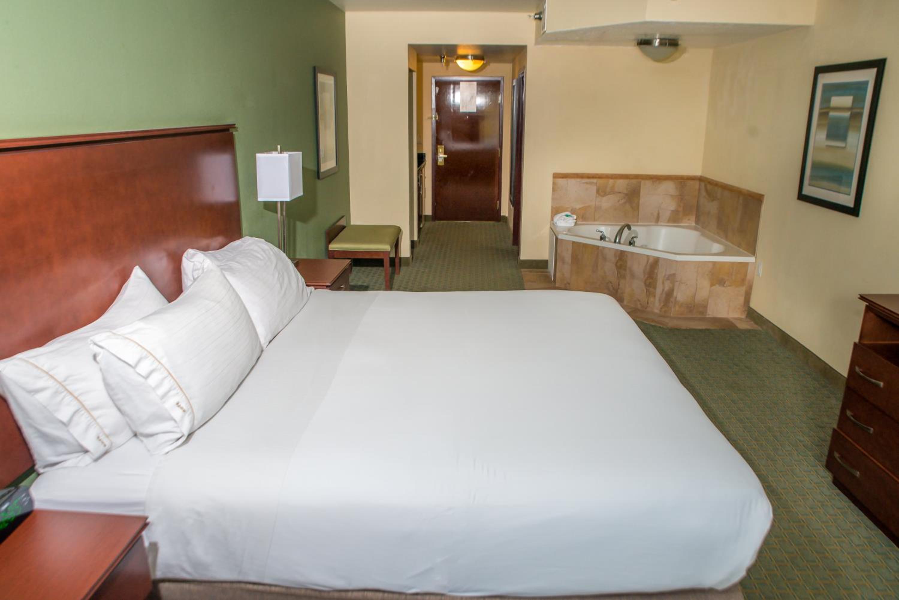 Standard King Room with Extra Floor Space - Photo 4