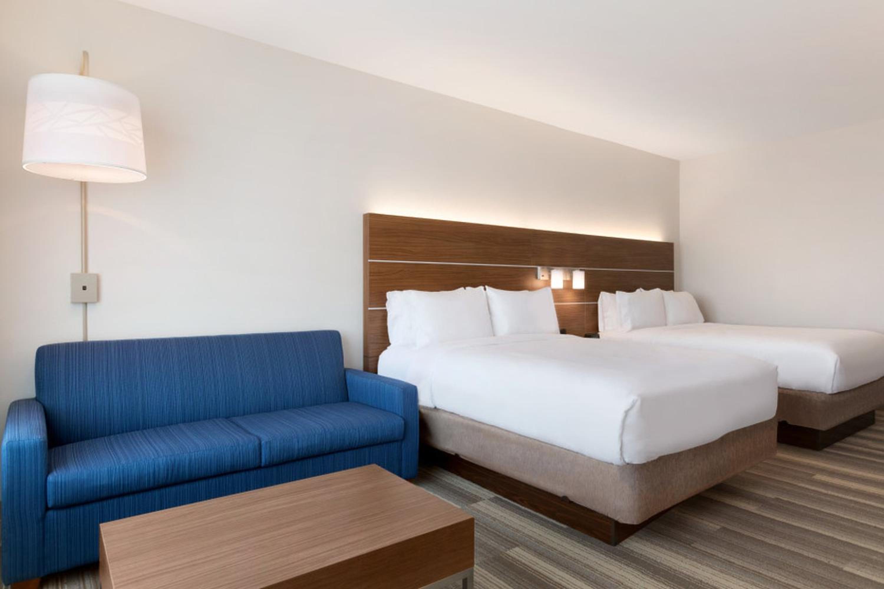 Queen Suite - Communication/Mobility Accessible with Tub photo 3