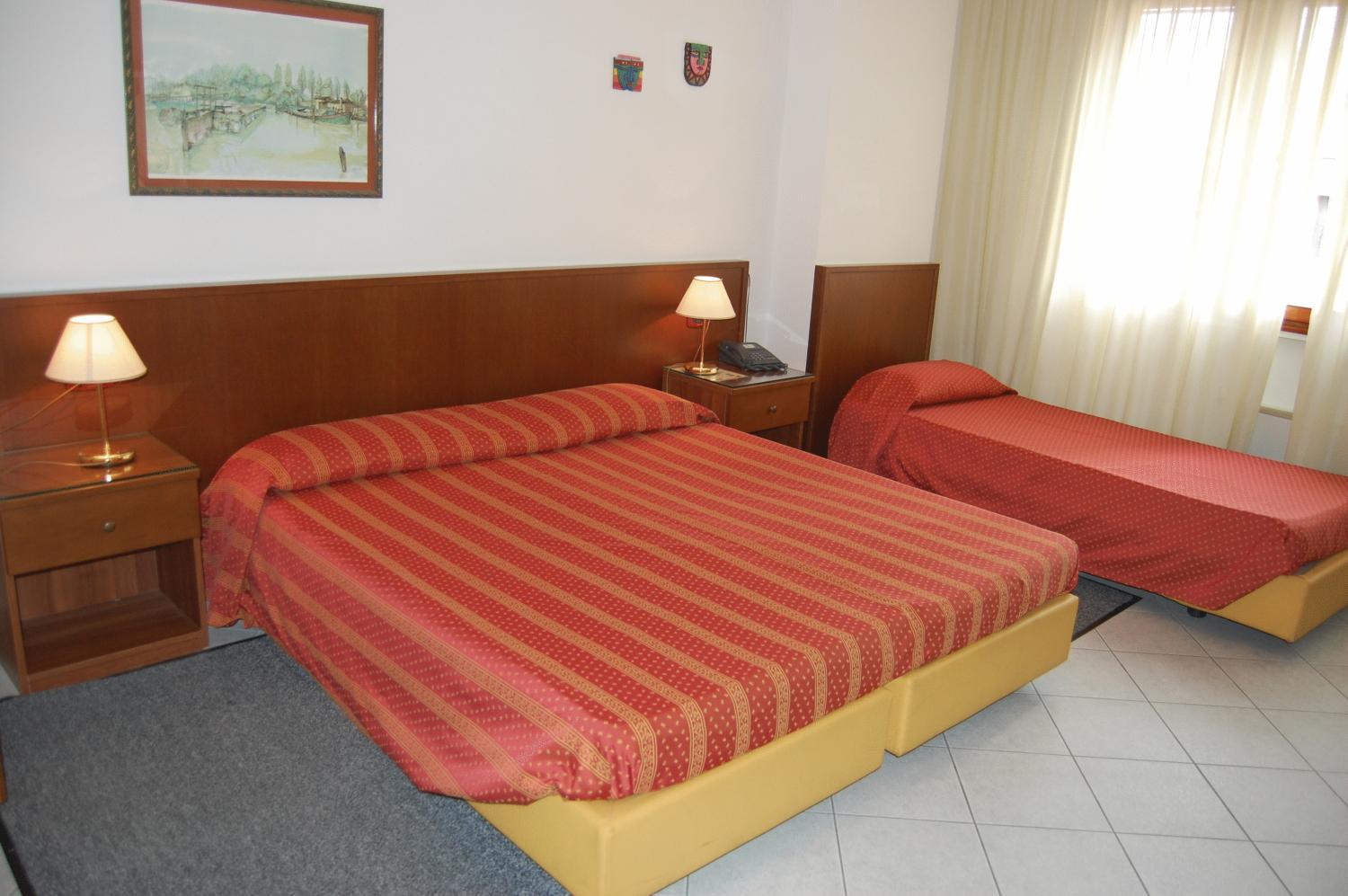 Economy Triple Room with Canal View - Photo 5