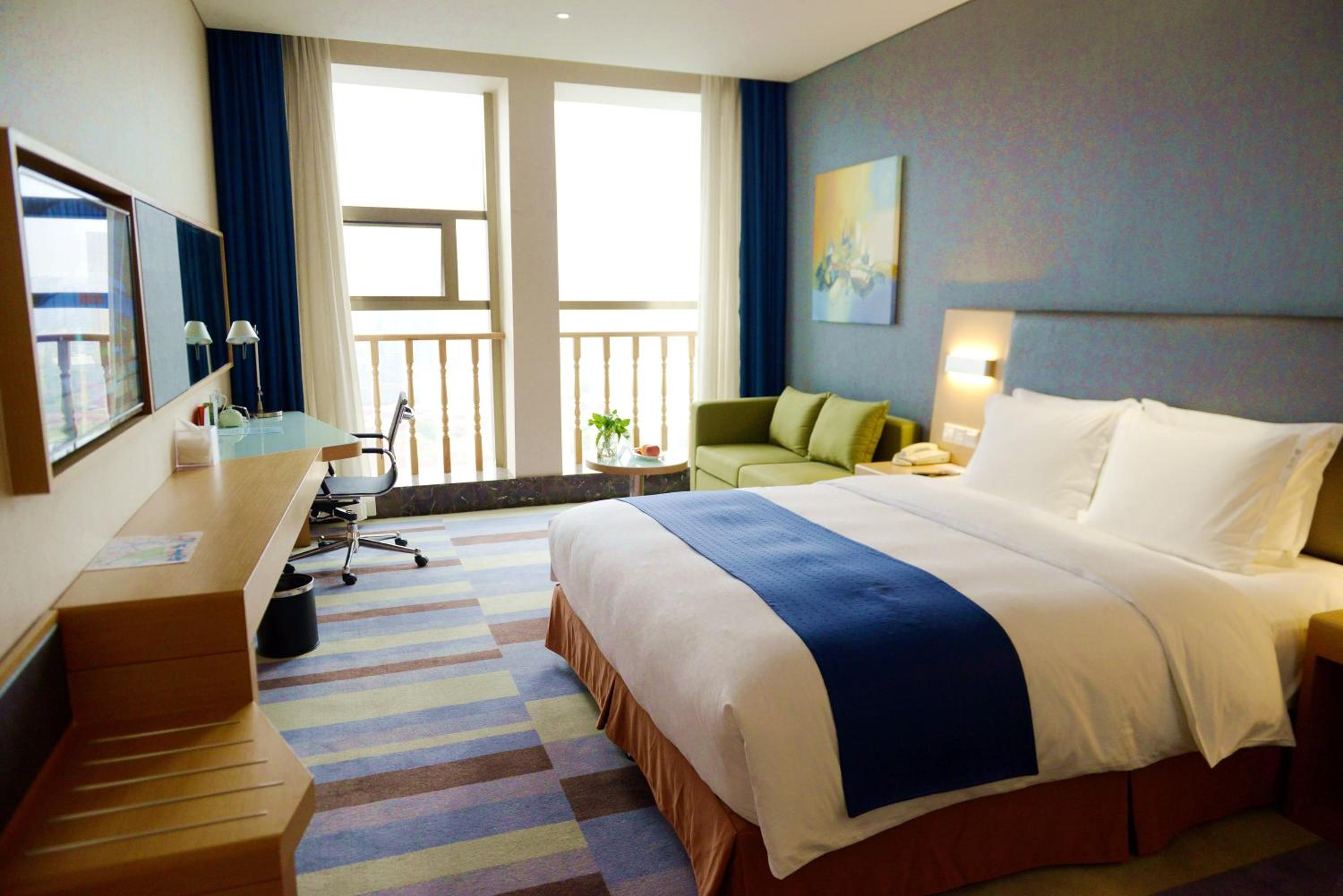 Standard King Room with City View