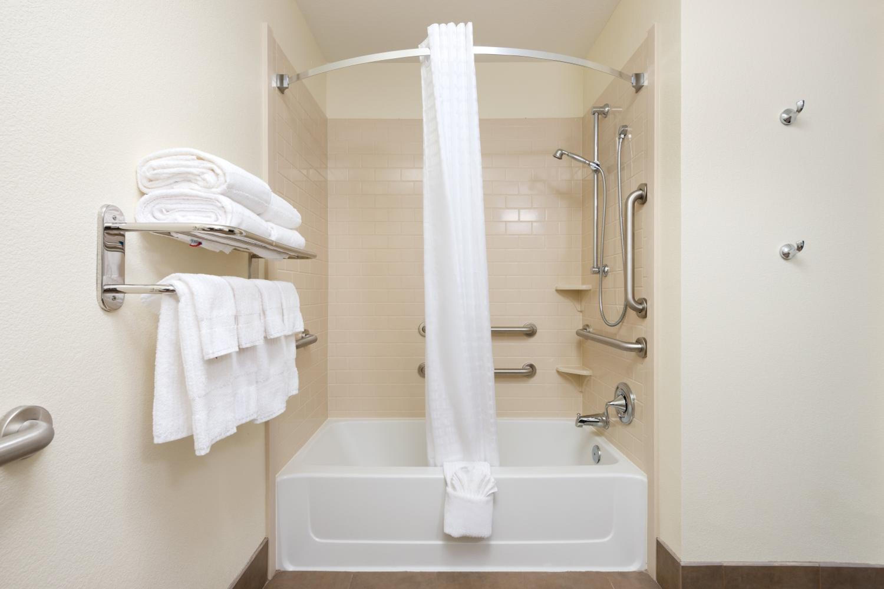 Queen Studio - Disability Access with Bath Tub  - Photo 2