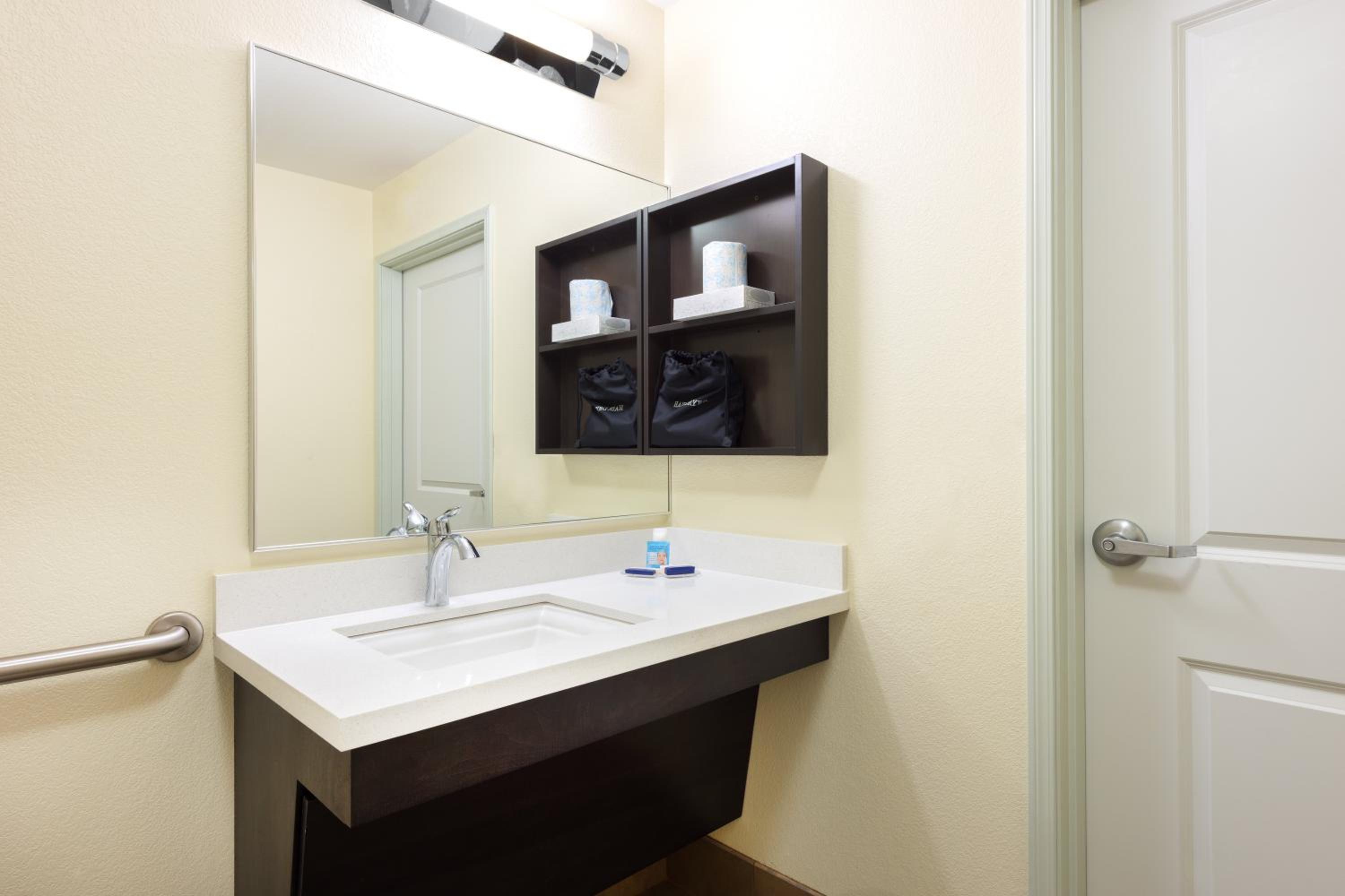 Queen Studio Suite with Hearing Accessible Roll In Shower - Photo 2
