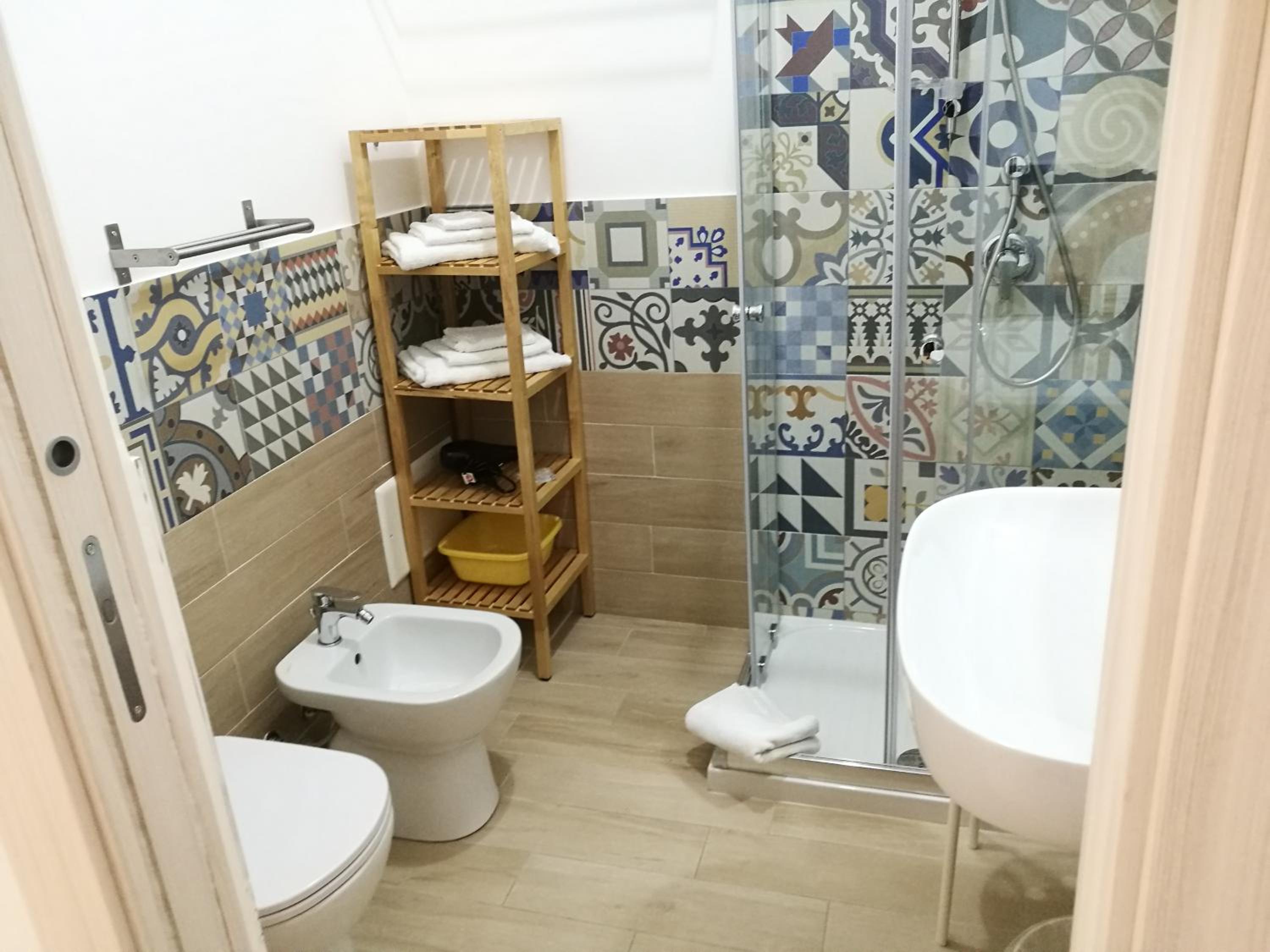 Twin Room with Private Bathroom - Photo 10