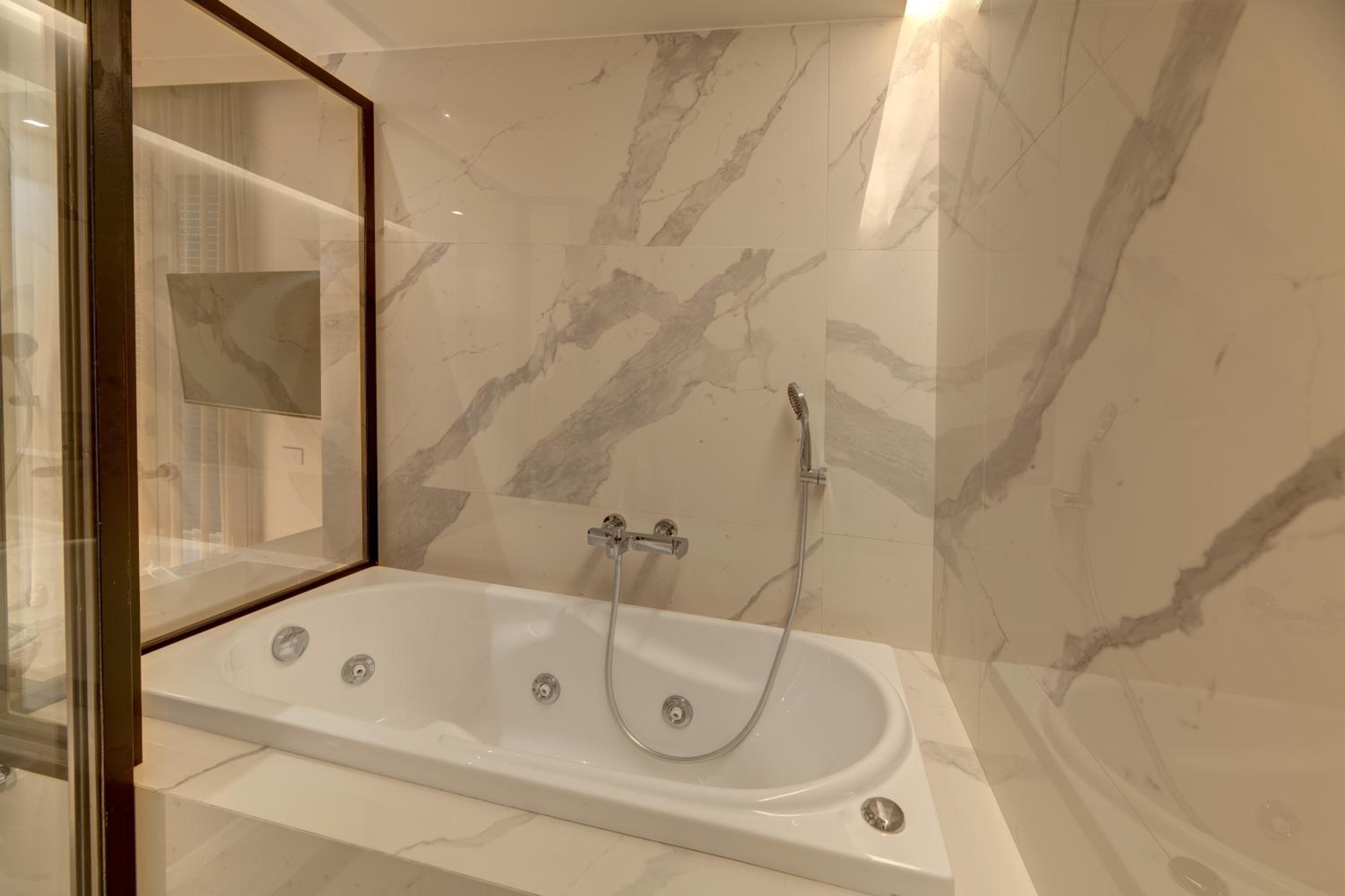 Double Room with Spa Bath - Photo 7