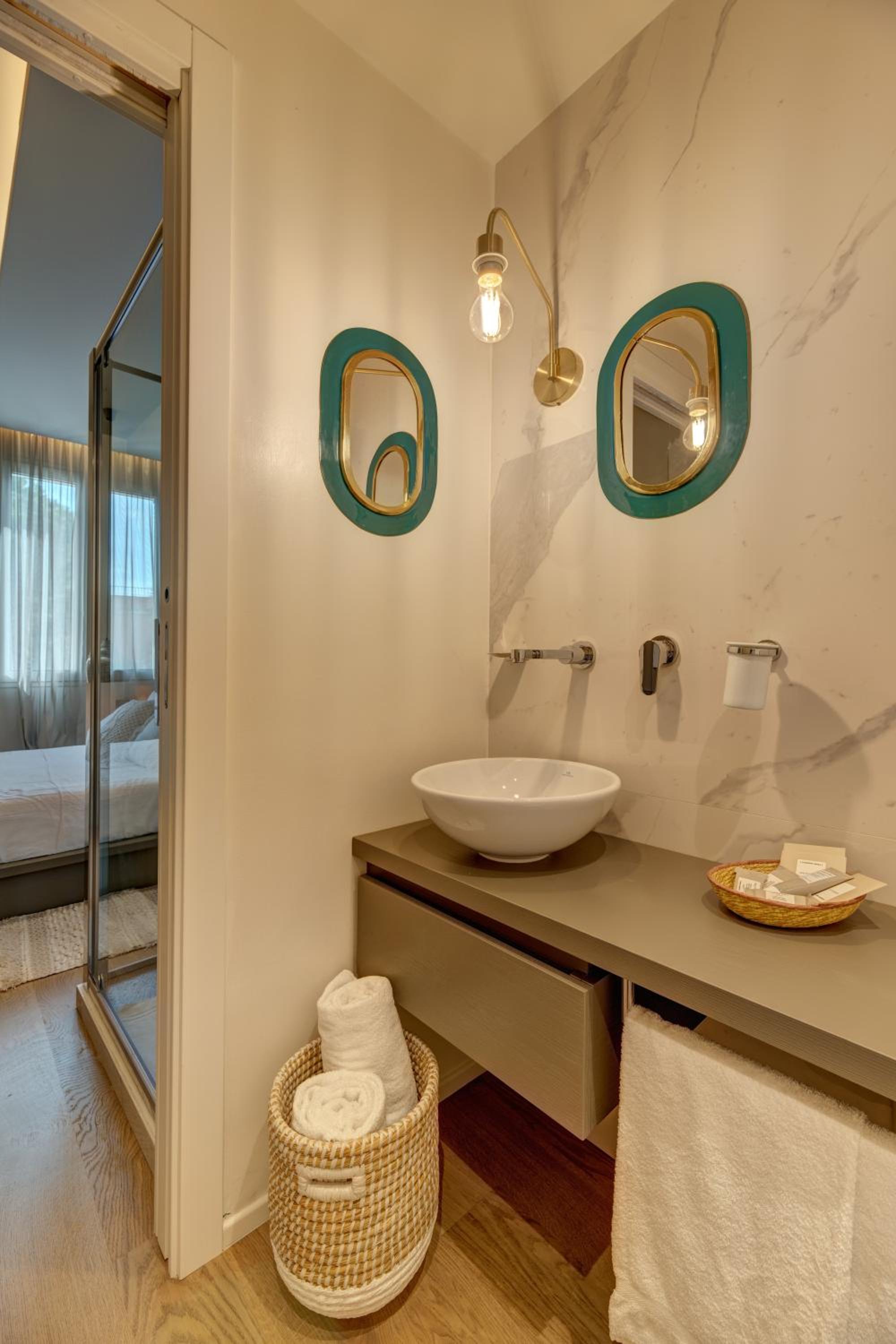 Deluxe Queen Room - Photo 23