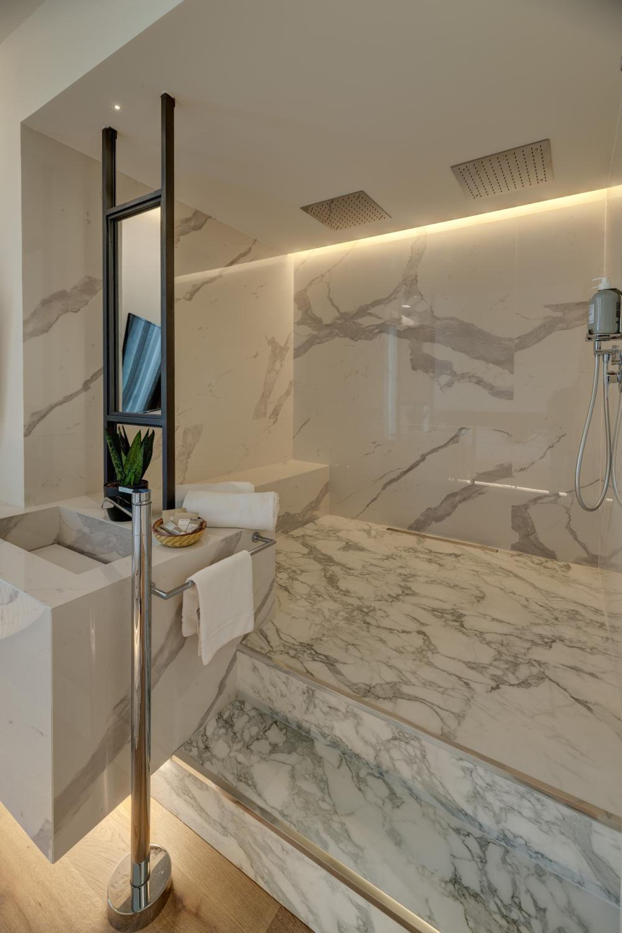 Superior King Room - Photo 35