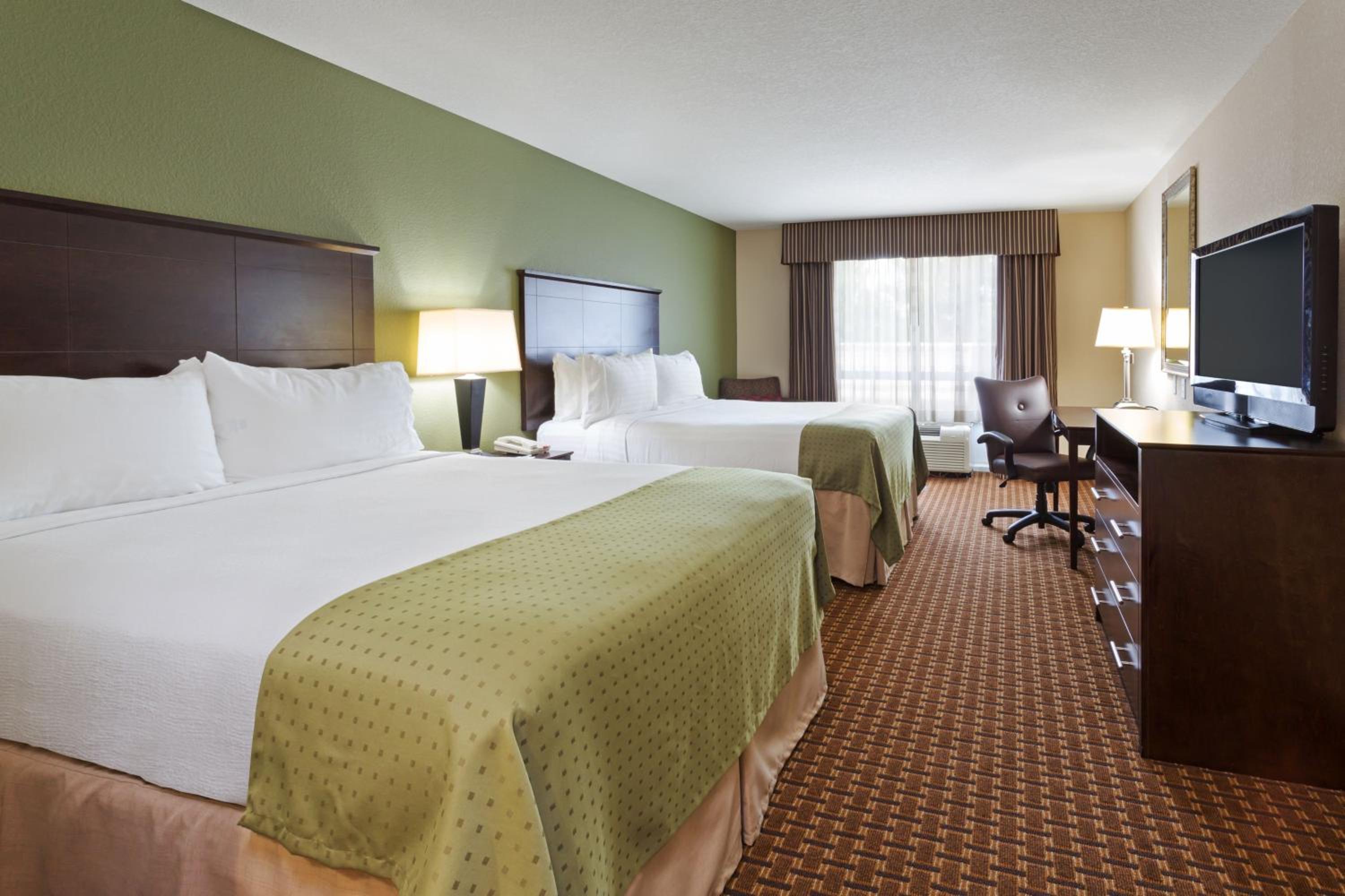 Standard Room with Two Queen Beds - Photo 2