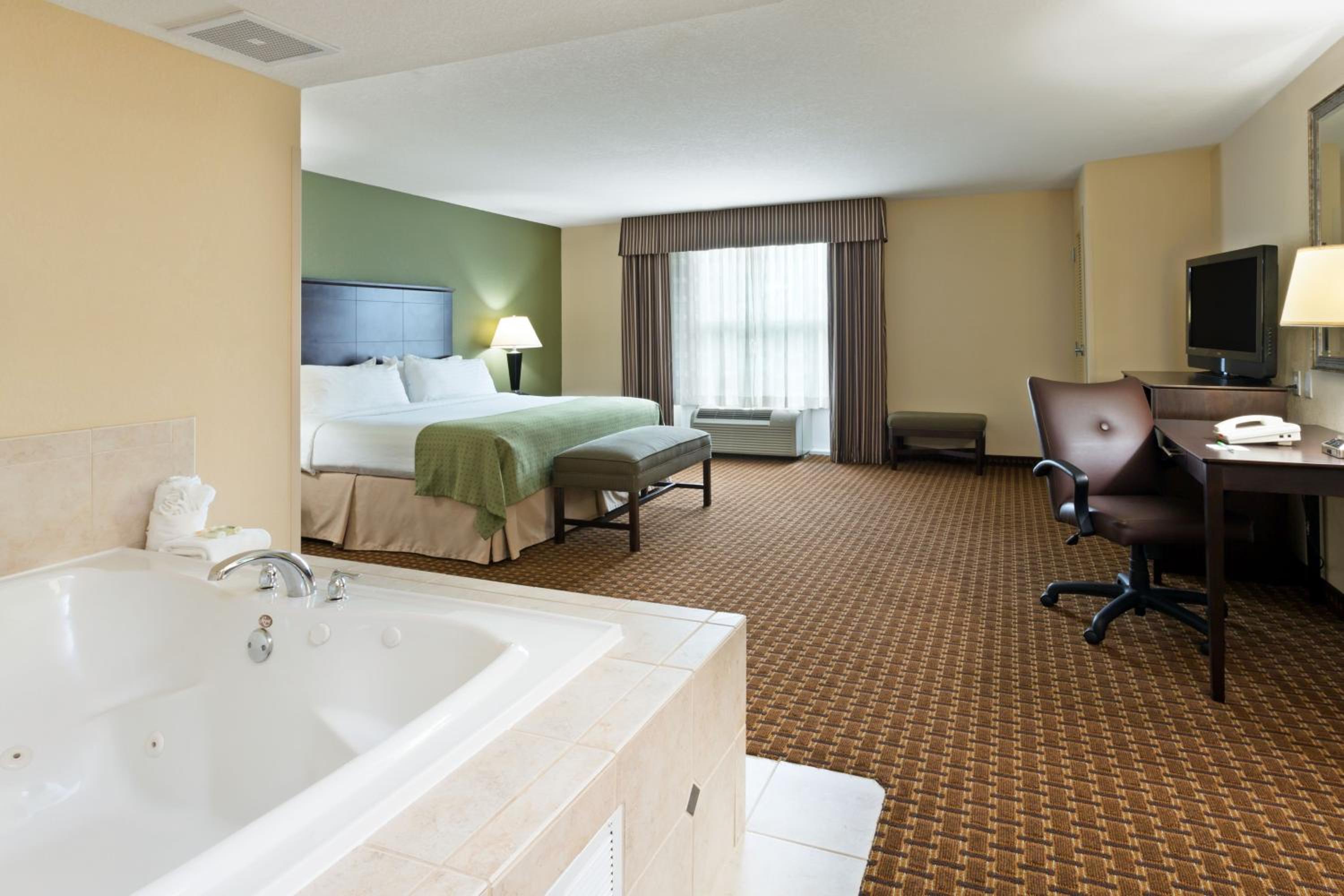 One-Bedroom Suite with Jetted Tub - Photo 2
