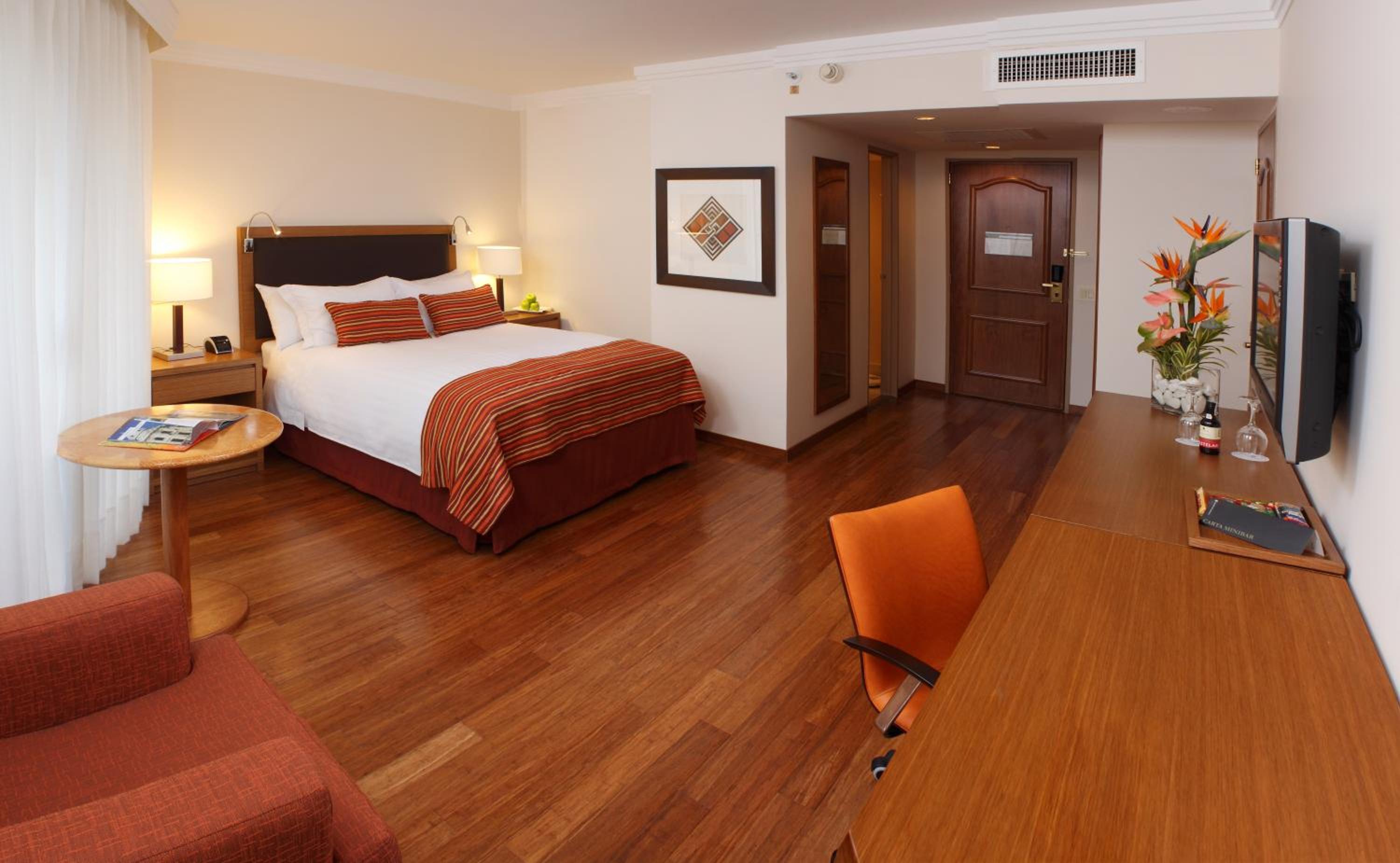 Classic Queen Room with Balcony - Photo 3
