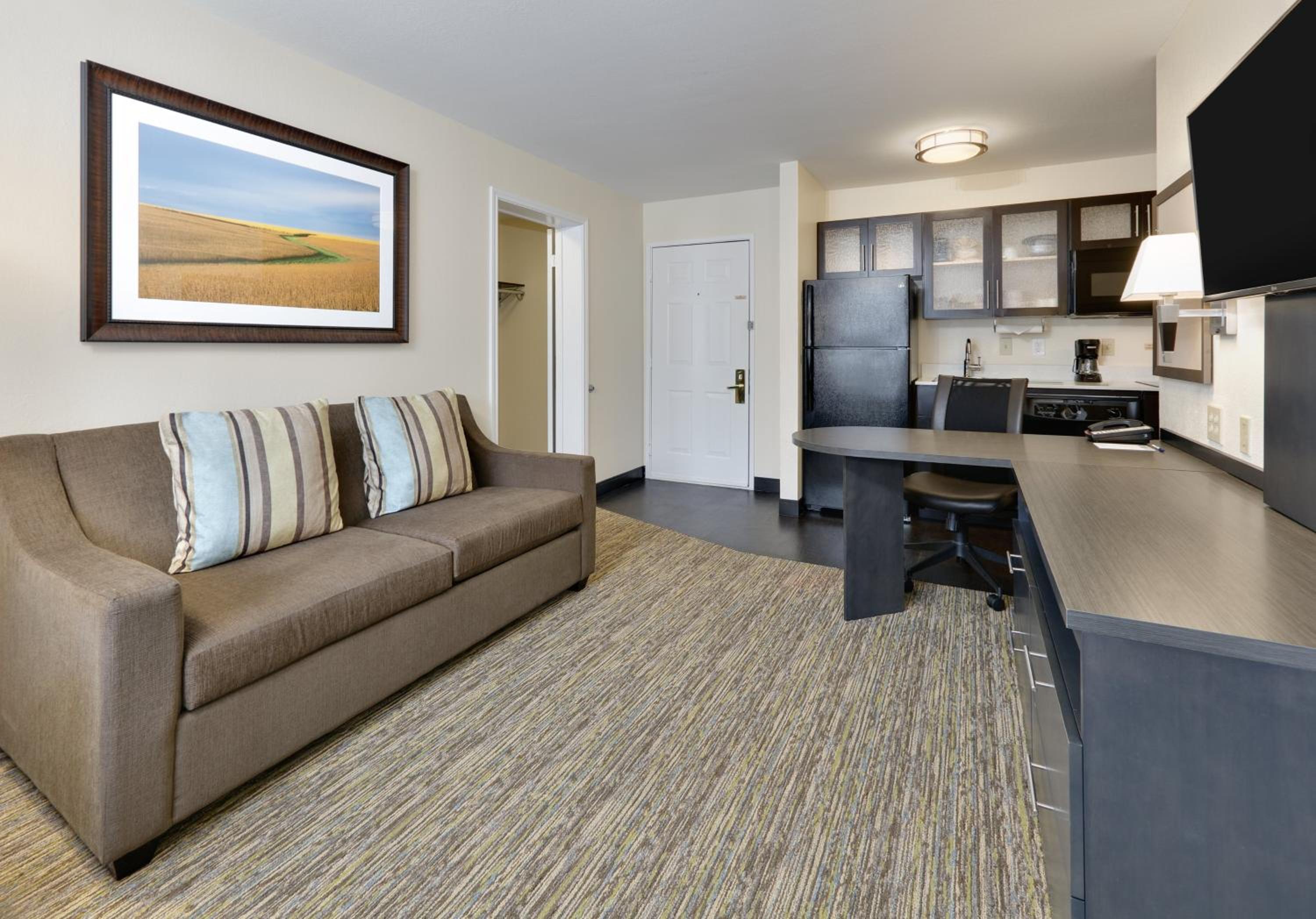 Queen Suite with Two Queen Beds - Non-Smoking - Photo 2