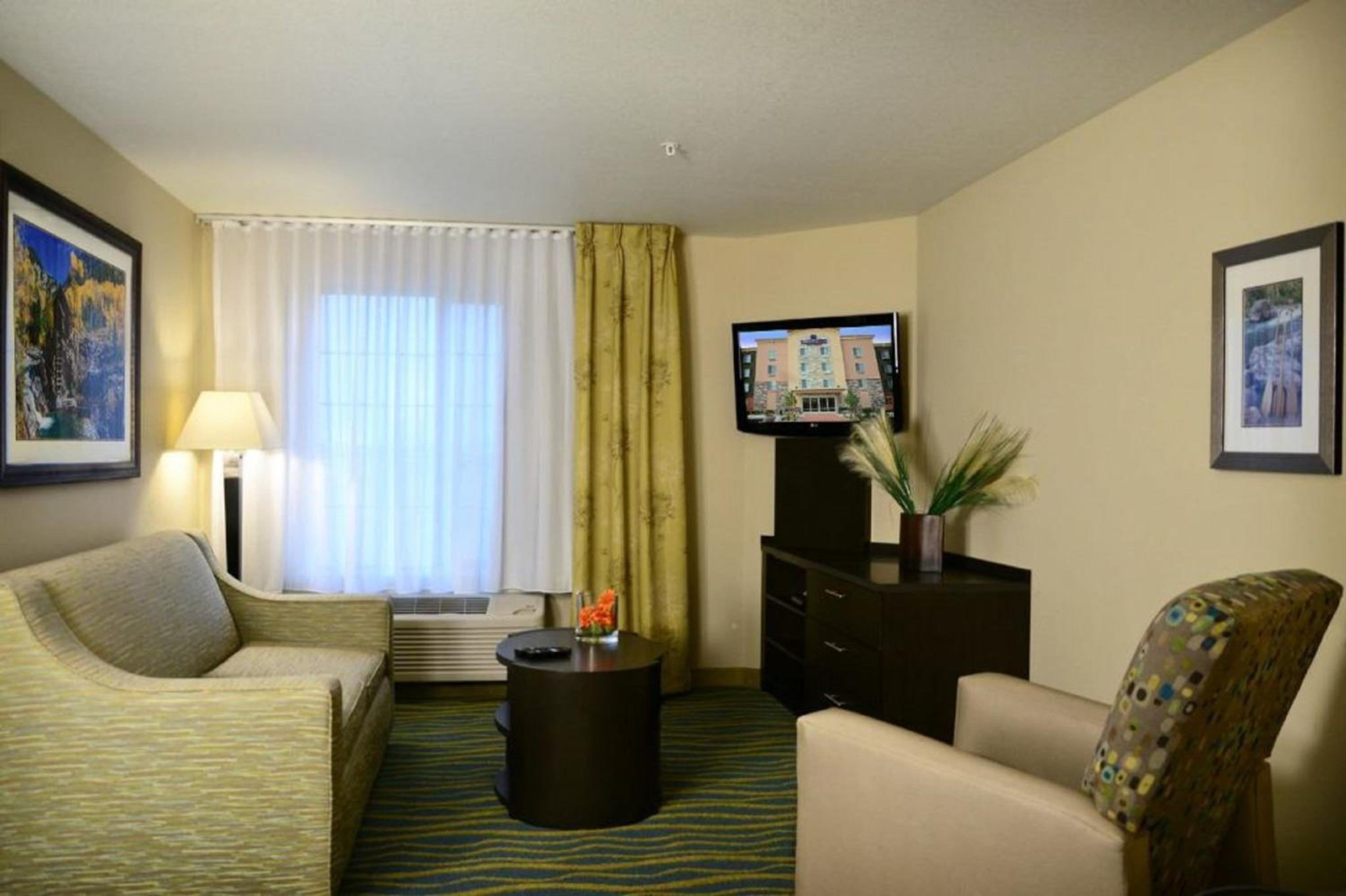 One-Bedroom Queen Room with Mobility Accessible Tub - Non-Smoking