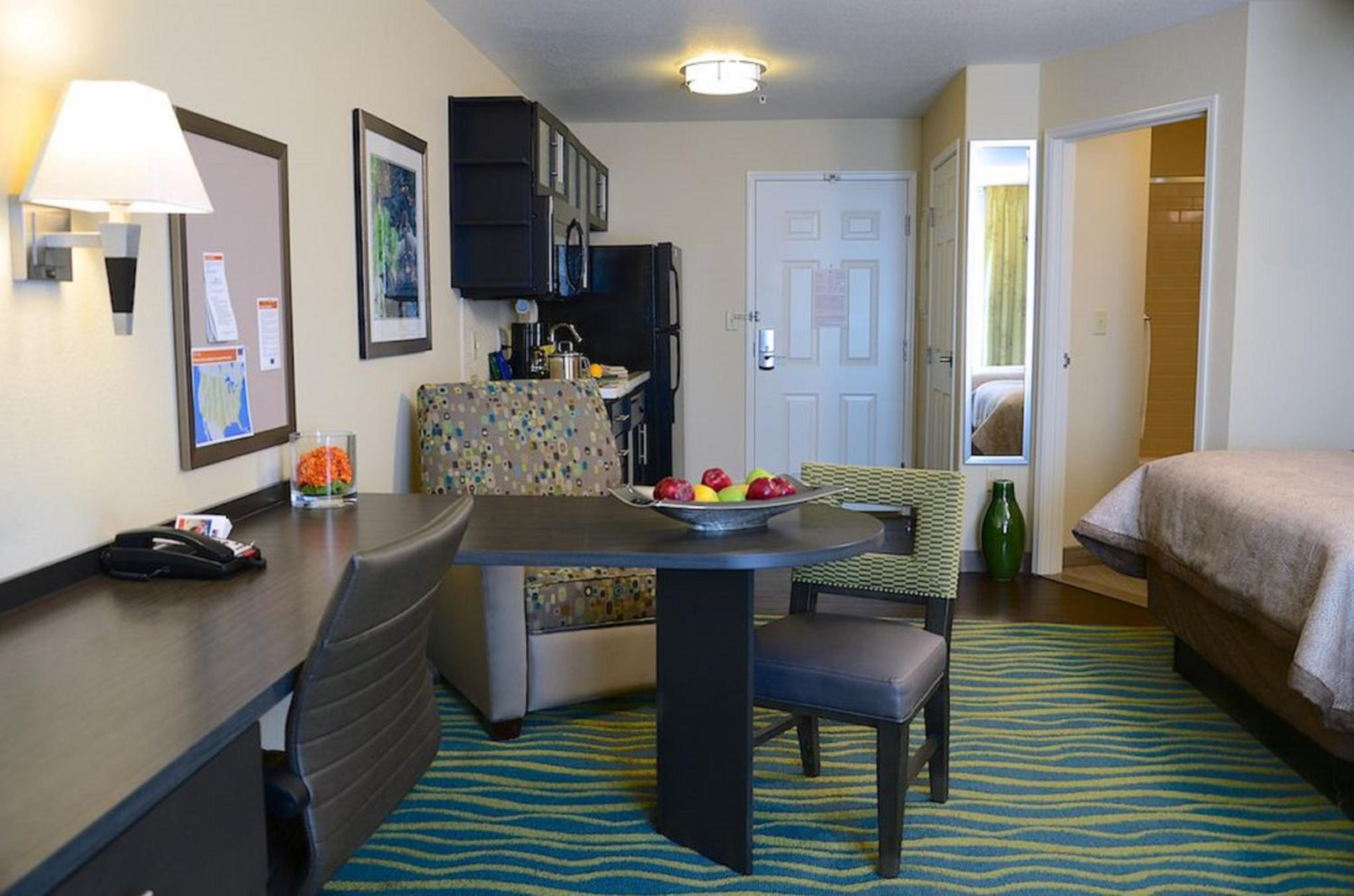 Queen Studio with Two Queen Beds - Hearing Accessible photo 3
