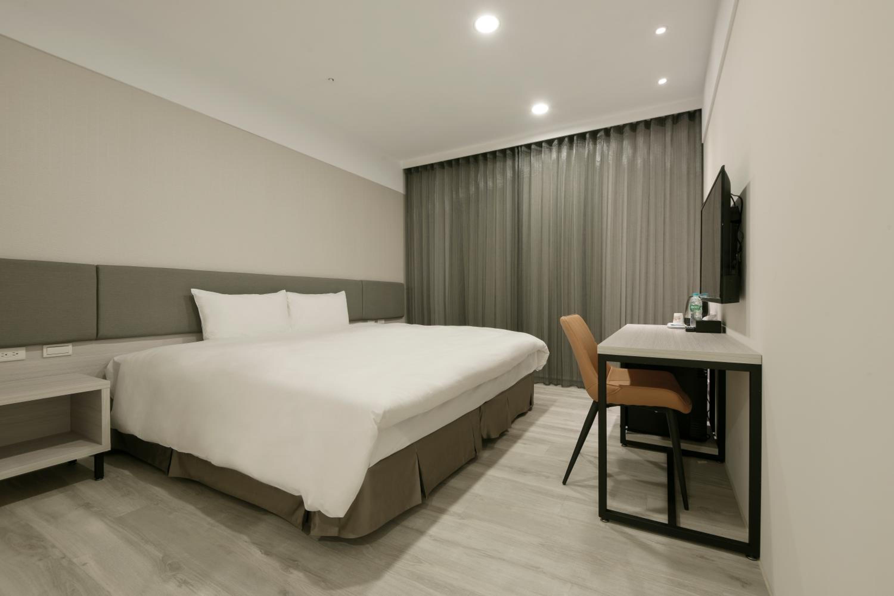 Deluxe Double Room with Balcony - Photo 8