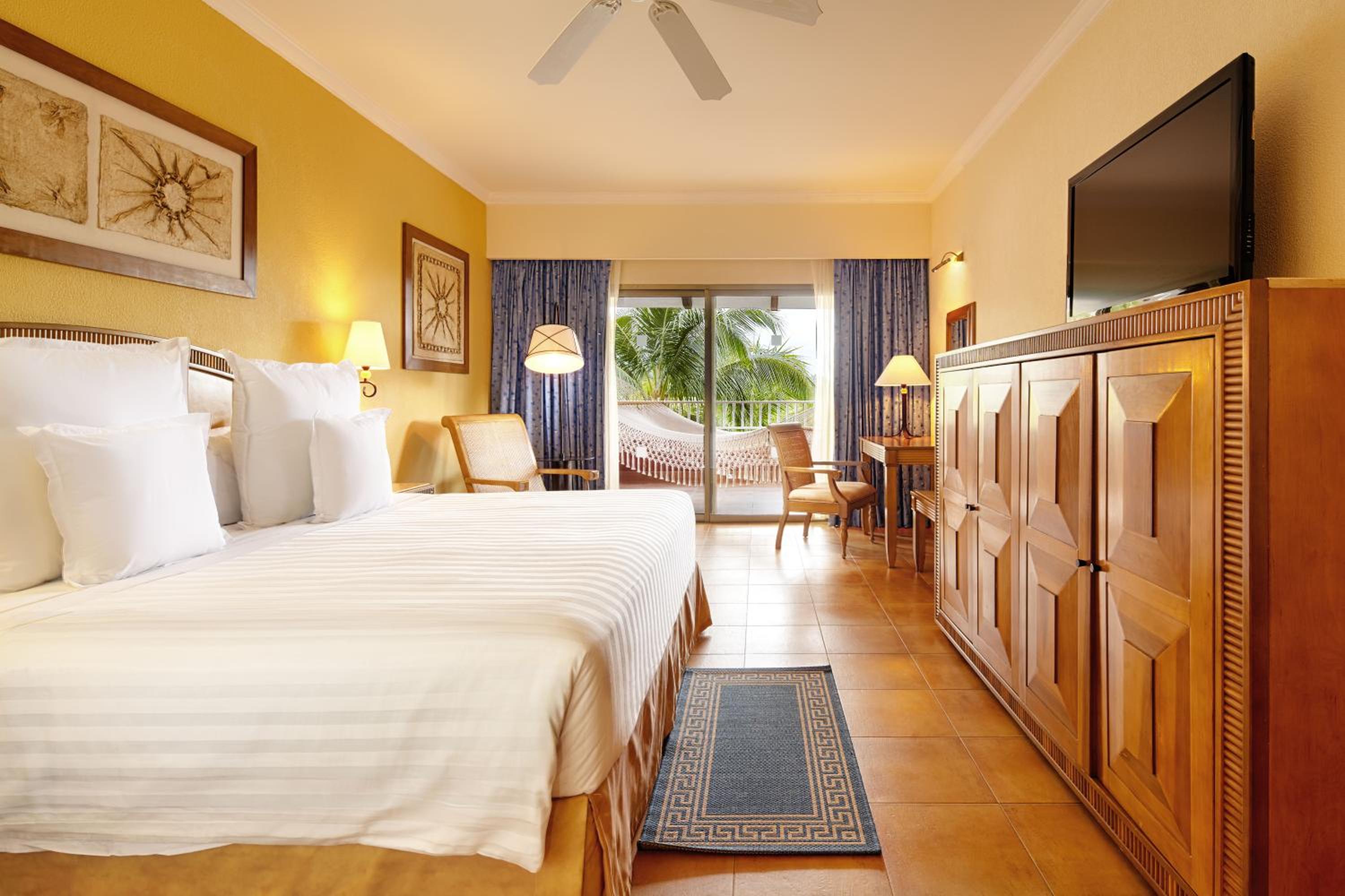 Junior Suite Ocean Front Premium Level (3 Adults + 1 Child)