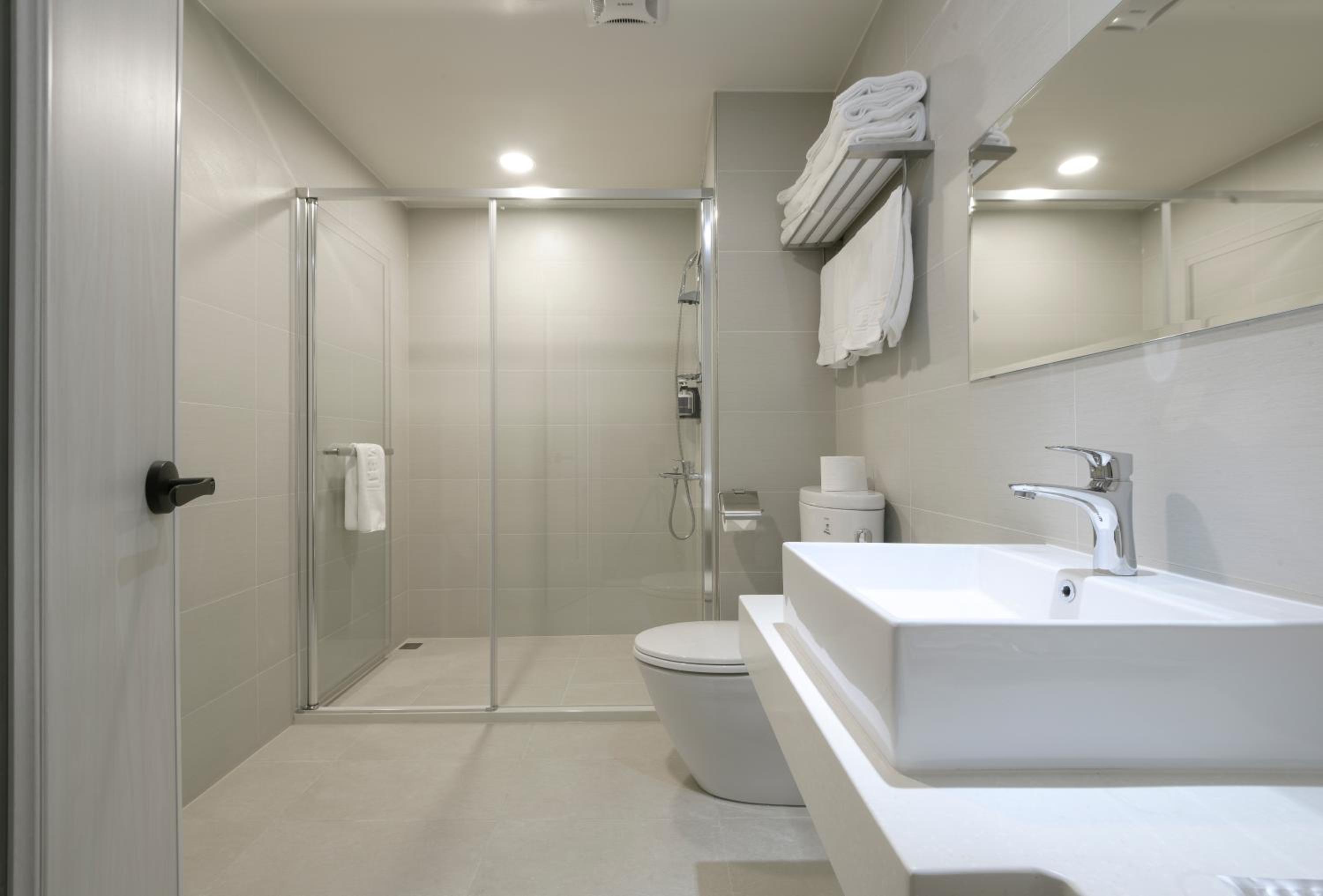 Deluxe Double Room with Balcony - Photo 11