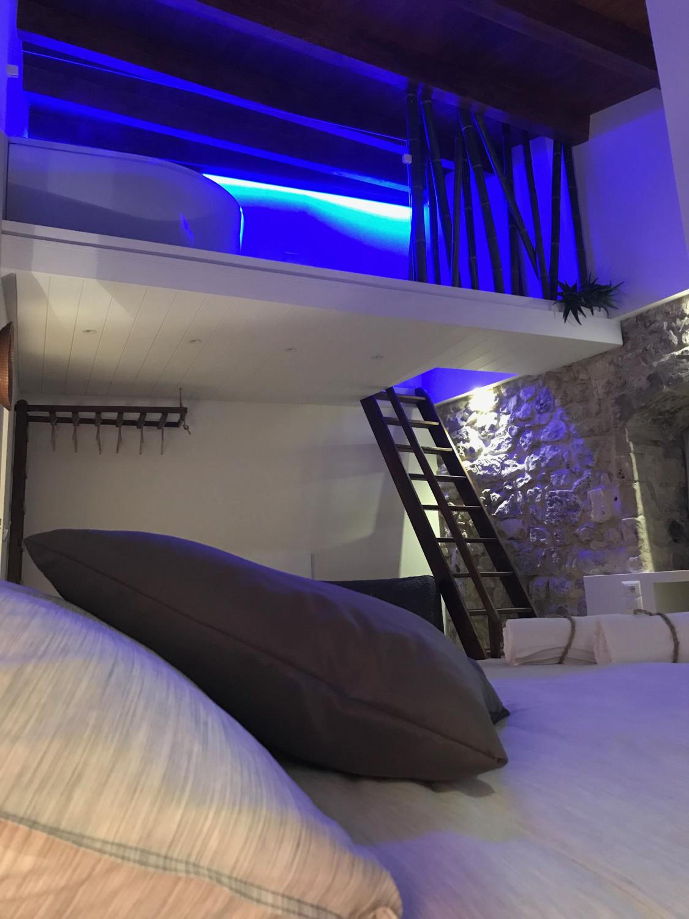 Deluxe Junior Suite - Photo 15