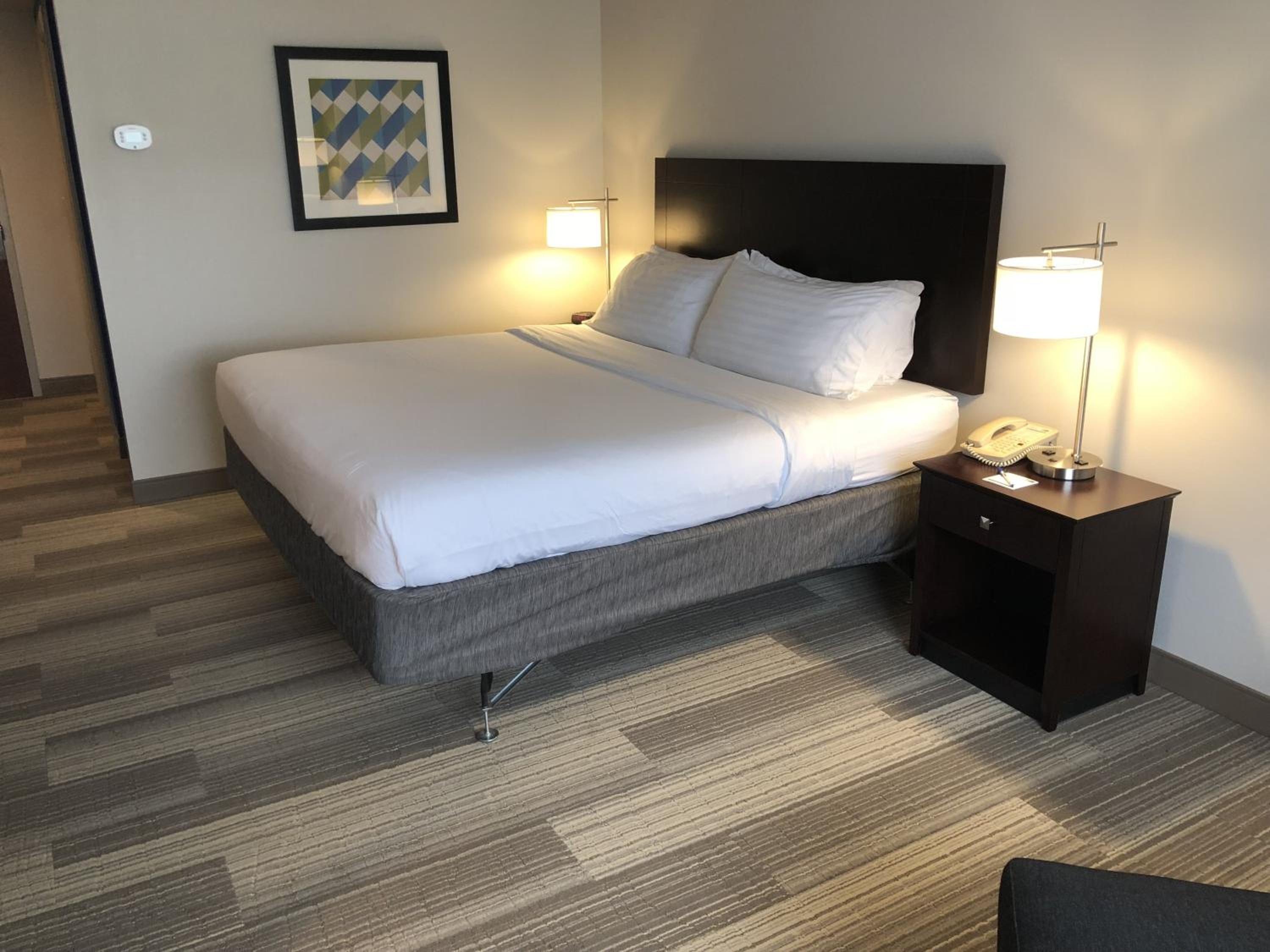 King Room - Mobility Access/Hearing Accessible - Photo 4