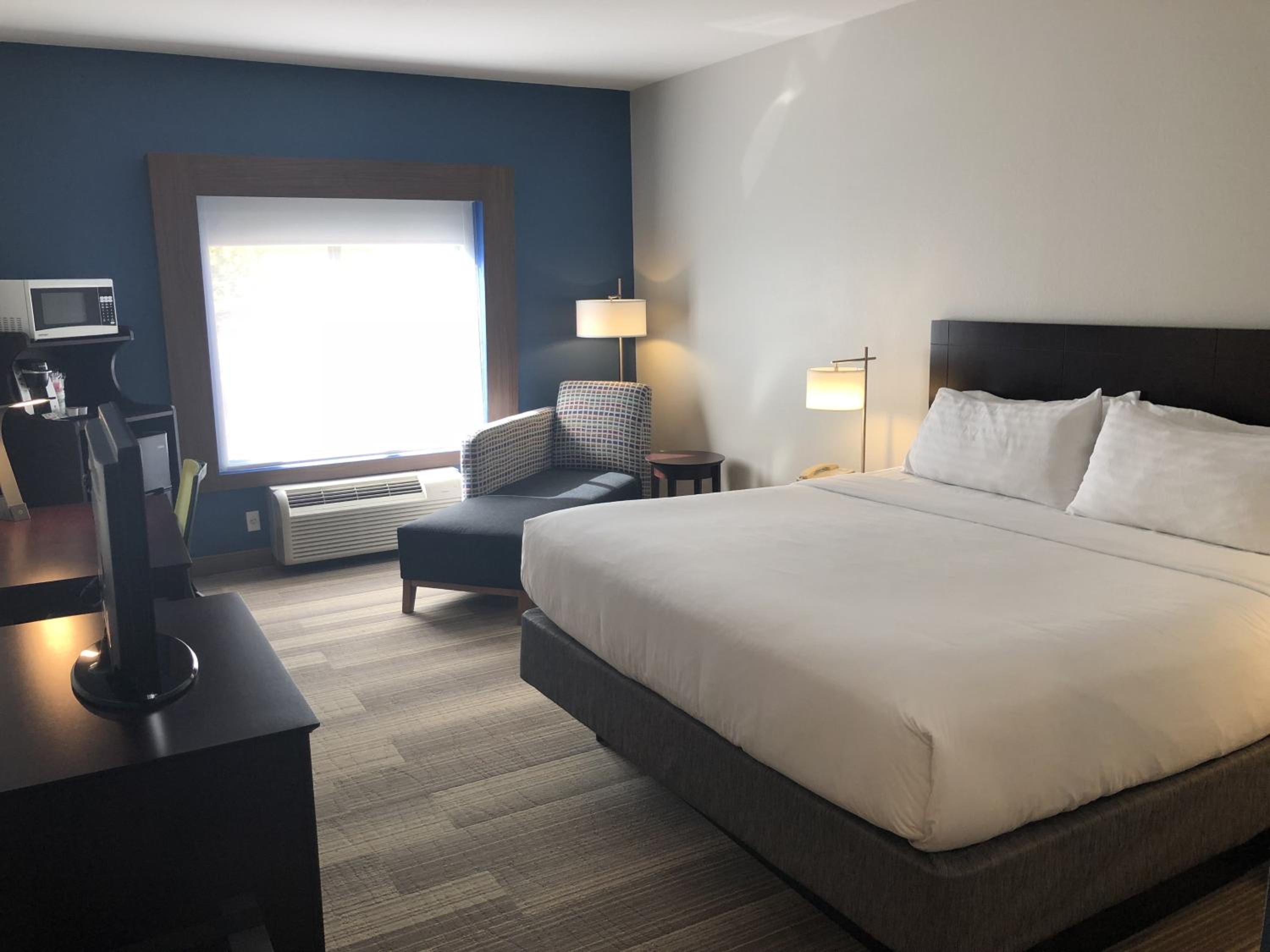 King Room - Mobility Access/Hearing Accessible - Photo 5