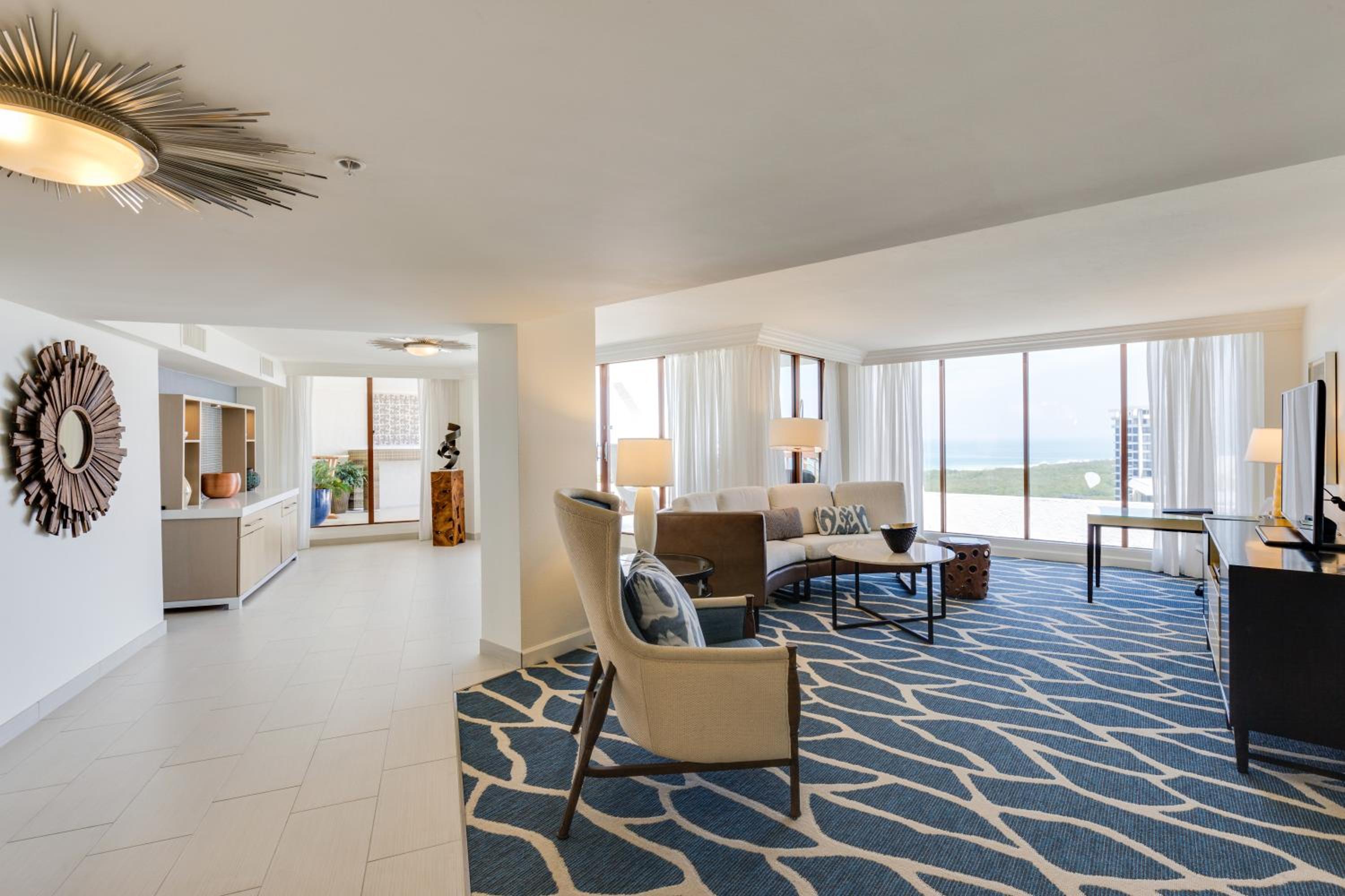 Deluxe King Suite photo 2