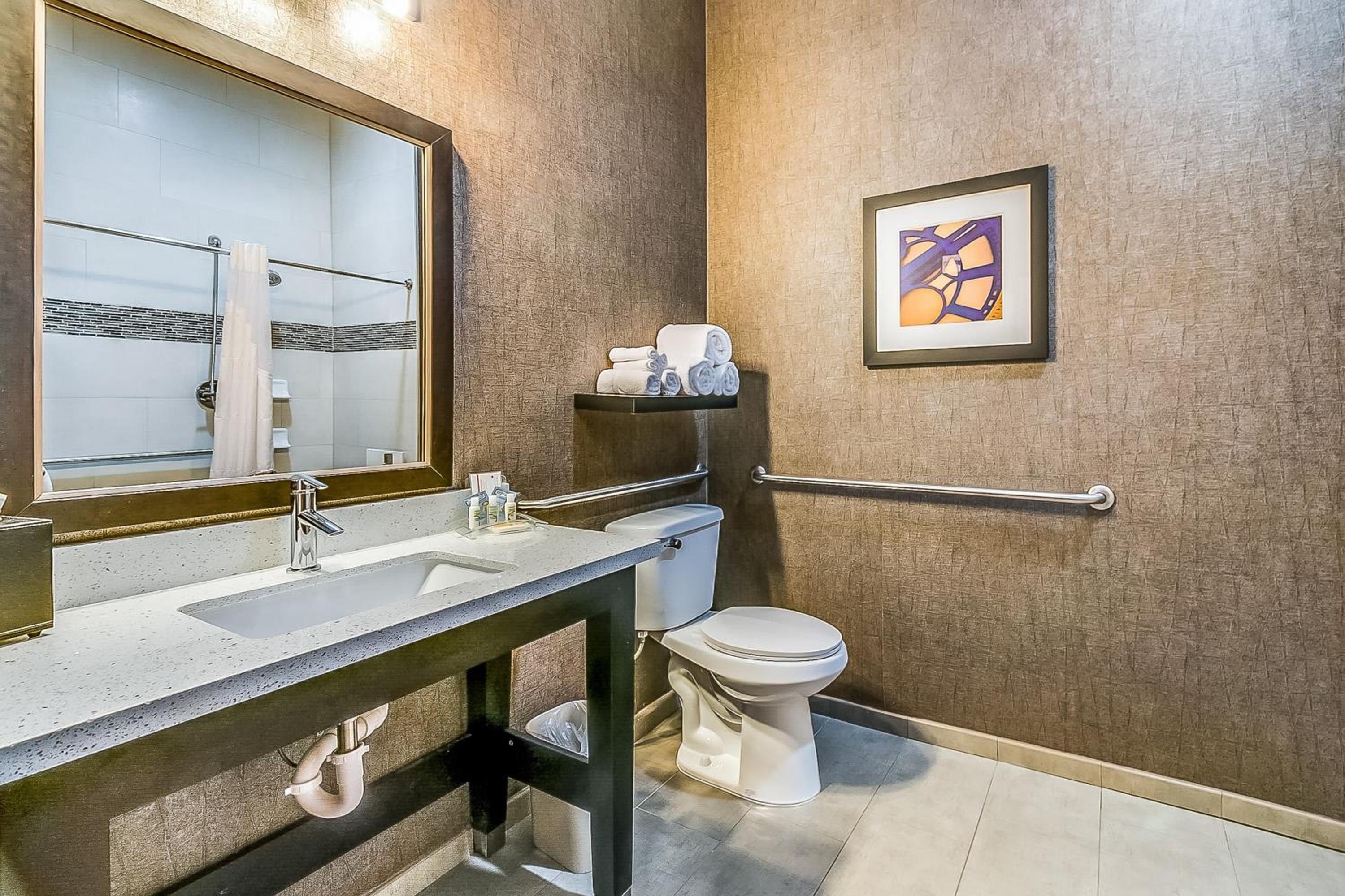 Standard Queen Room with Two Queen Beds and Mobility Accessible Tub - Photo 3