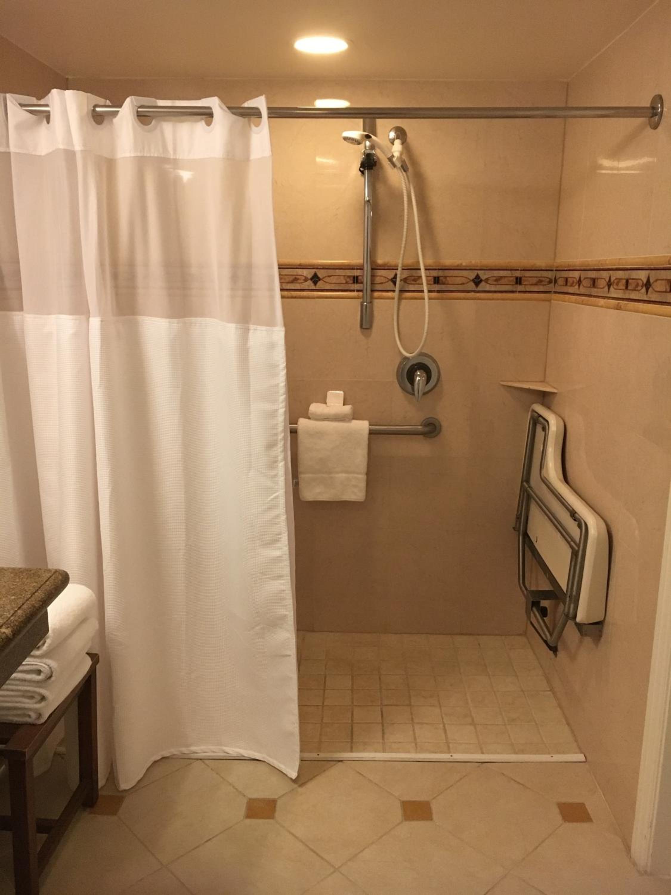 Queen Room with Two Queen Beds - Disability Access photo 3