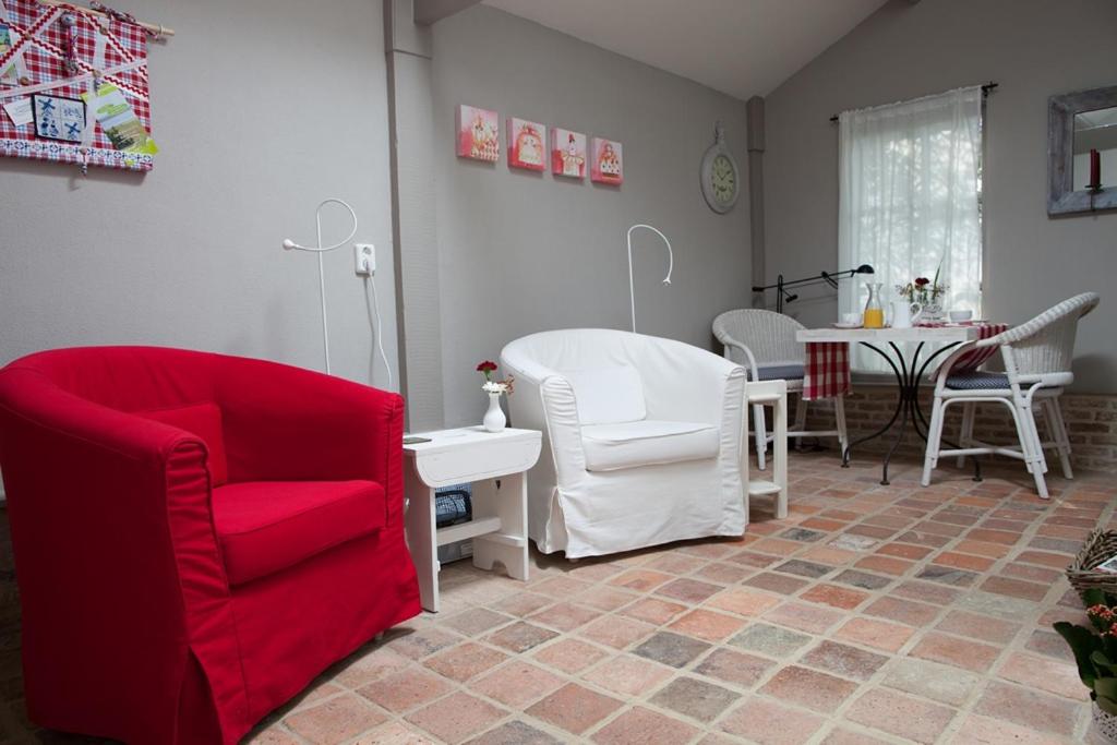 Deluxe Double or Twin Room with Pool Access photo 2
