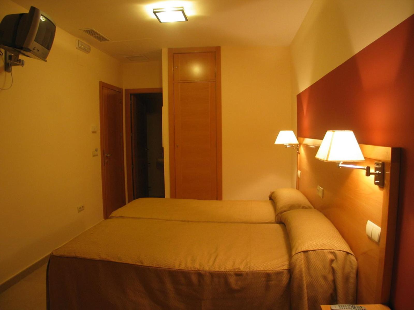 Double or Twin Room - Photo 10
