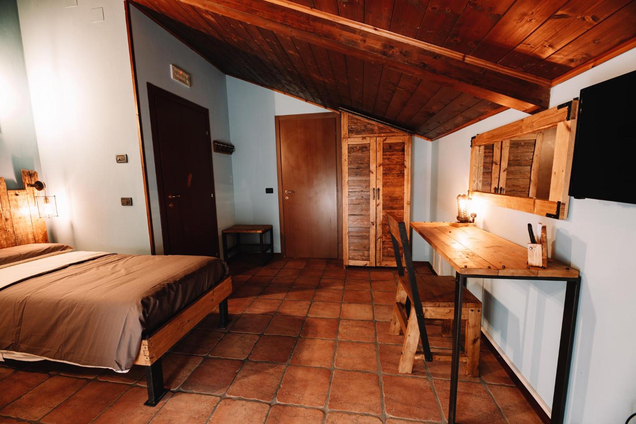 Twin Room with Private Bathroom photo 2