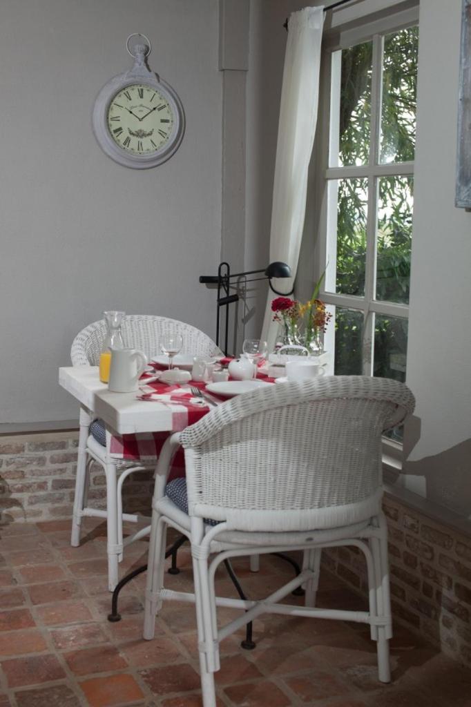 Deluxe Double or Twin Room with Pool Access photo 3