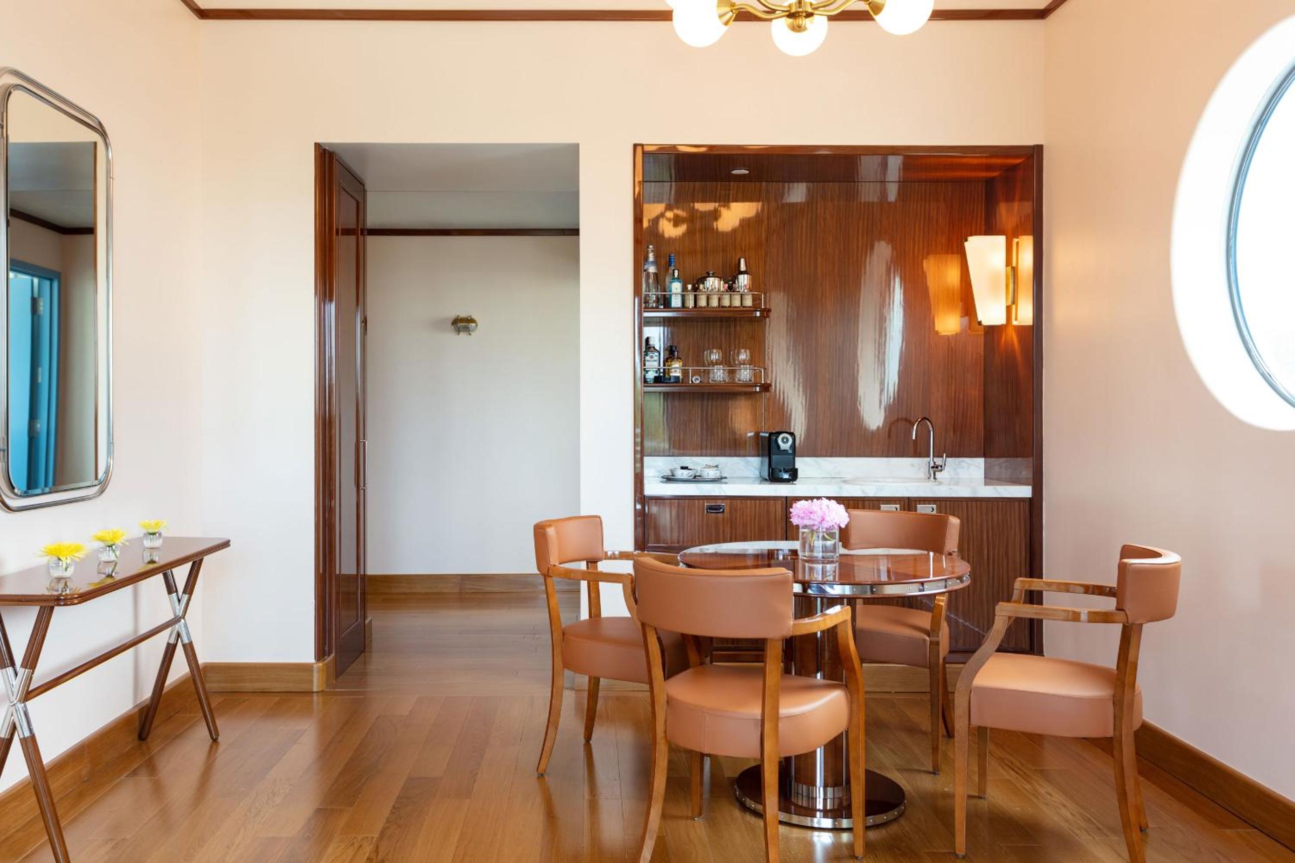 Classic Corner Suite (One Bedroom) thumbnail 5