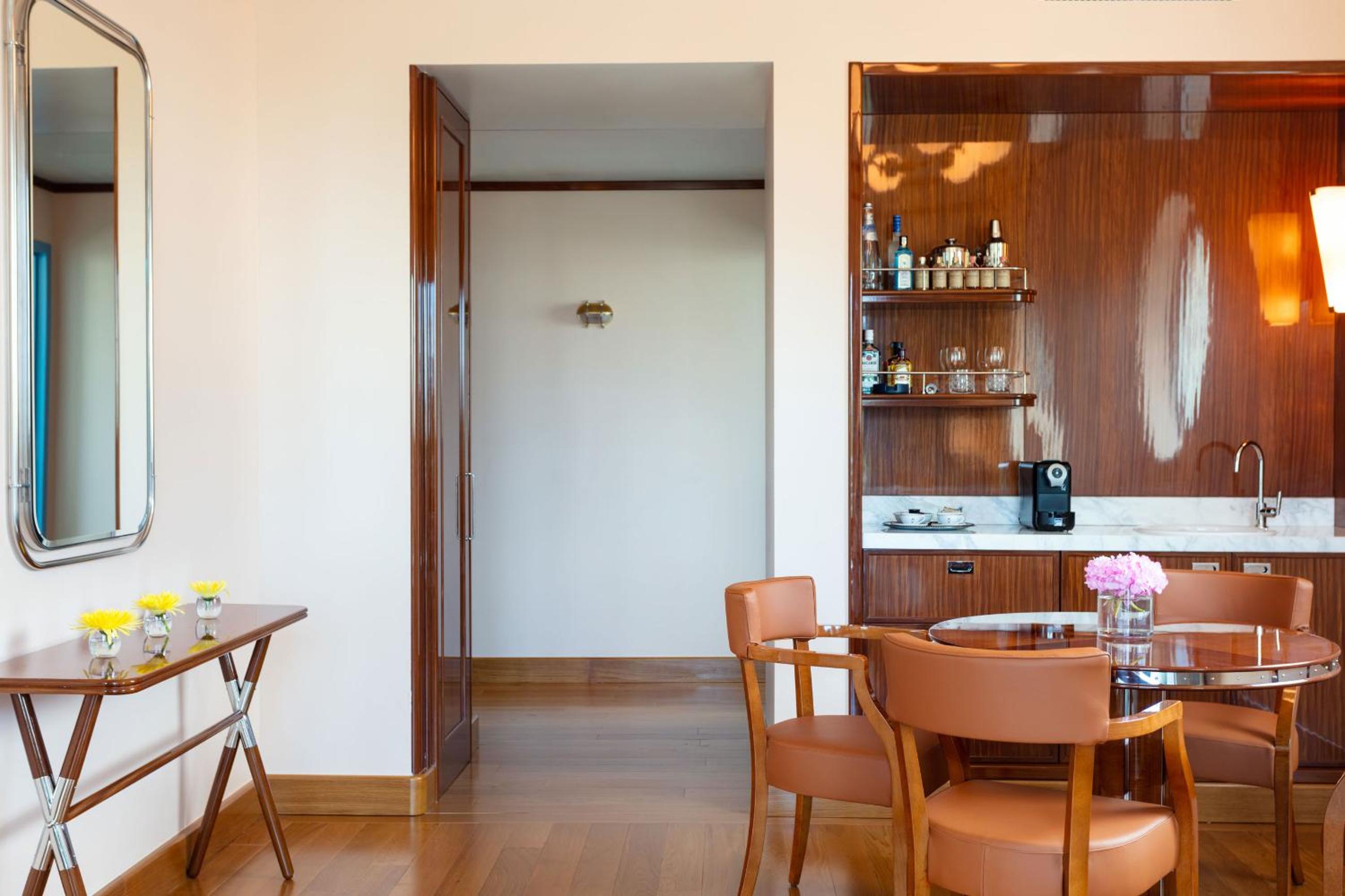 Classic Corner Suite (One Bedroom)