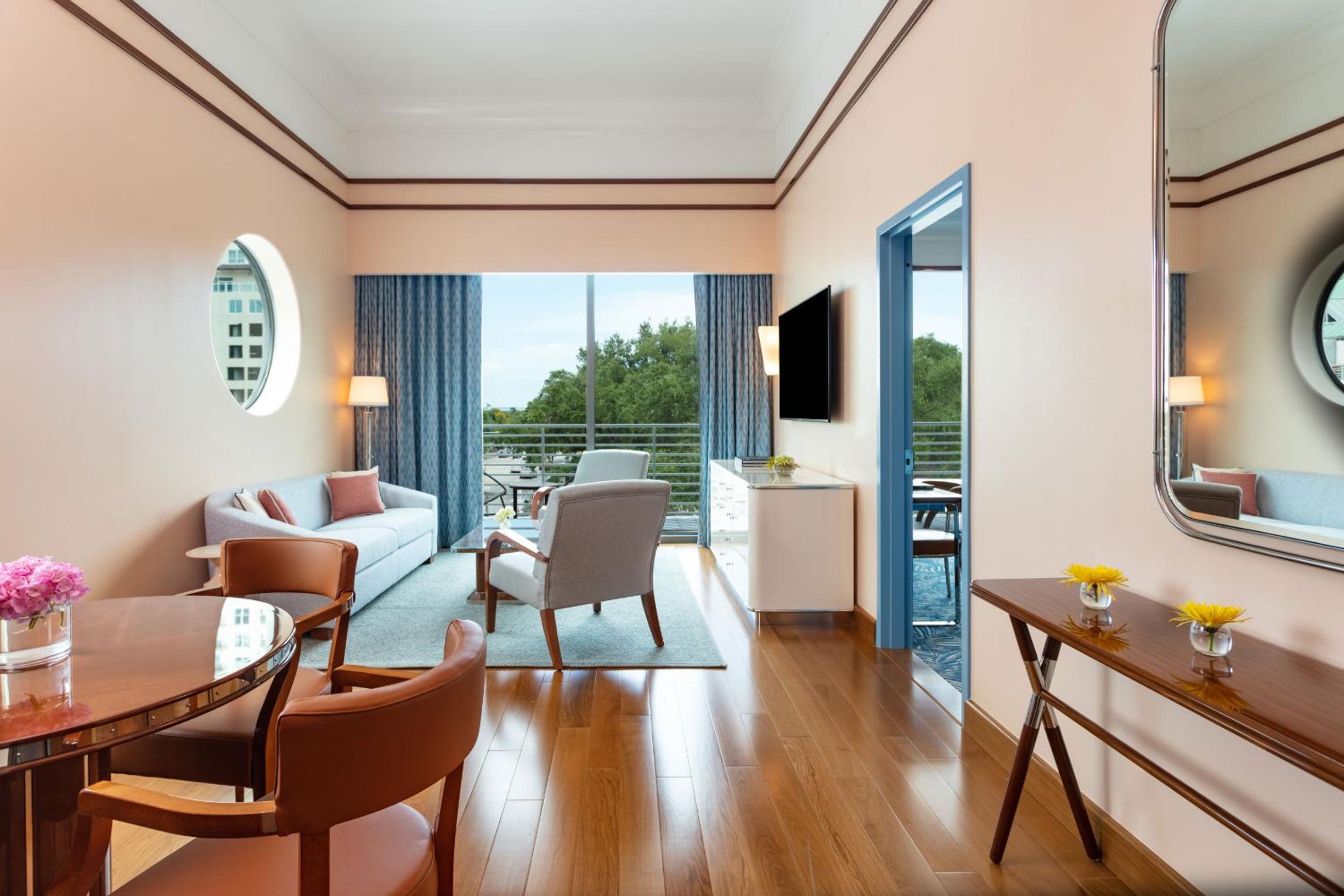 Classic Corner Suite (One Bedroom)