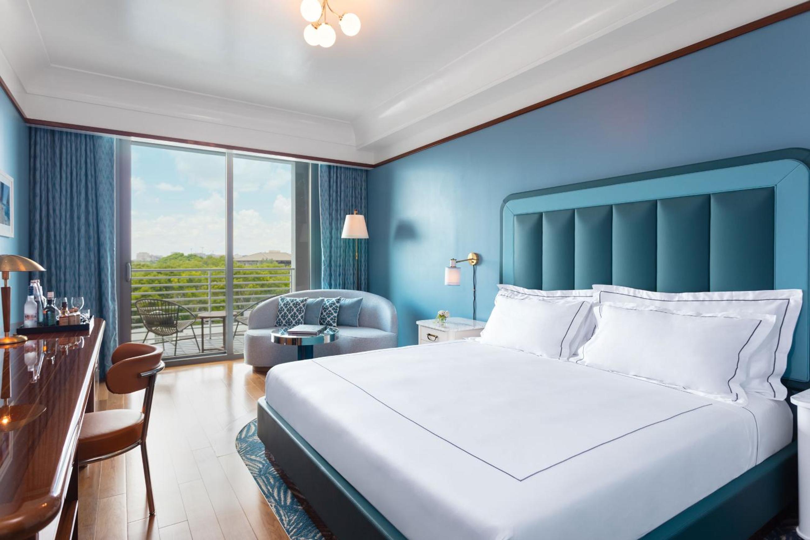 Premier Bay View Suite (One Bedroom) thumbnail 5