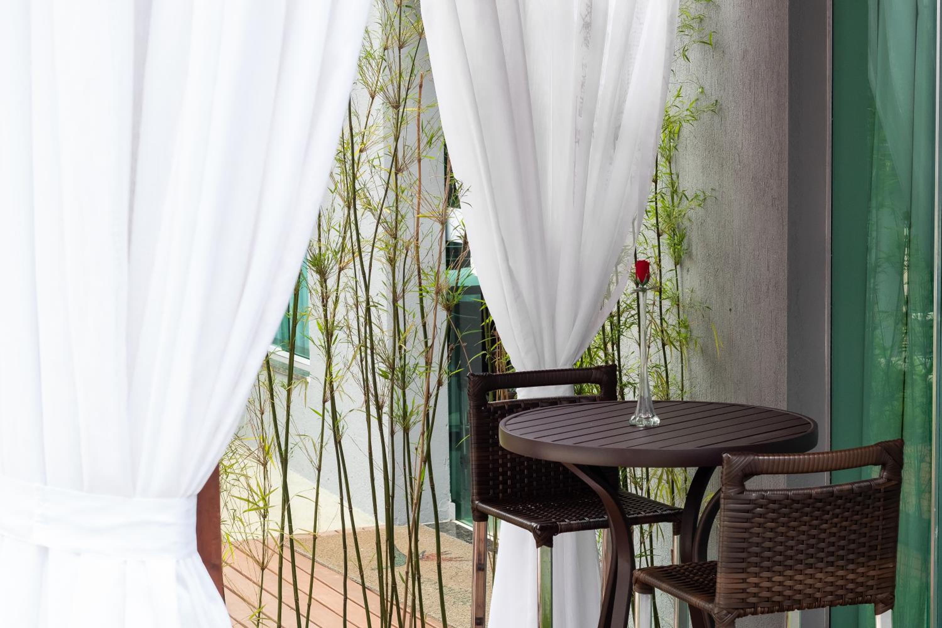 Queen Room with Pool View - Photo 6