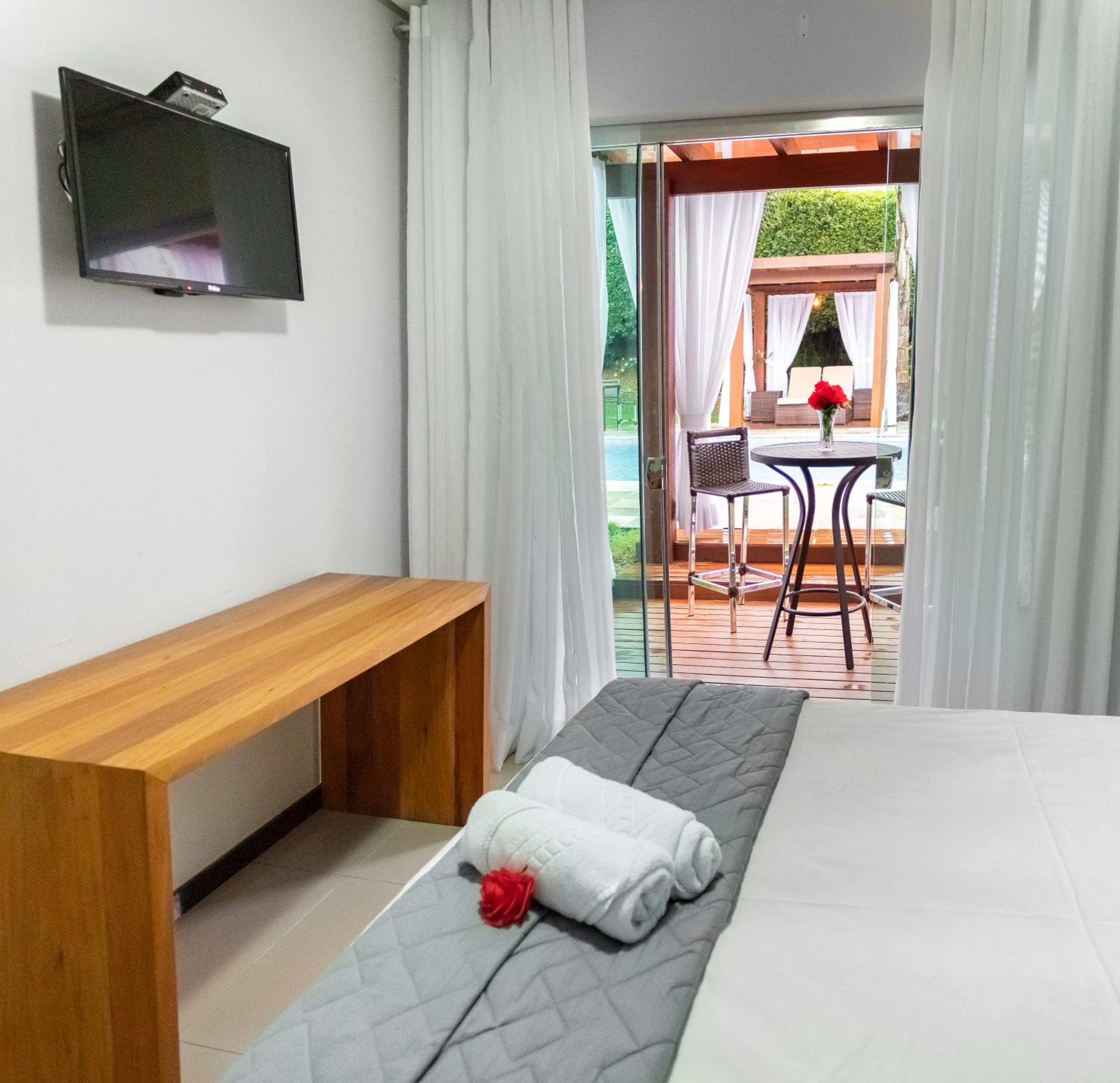 Queen Room with Pool View - Photo 3