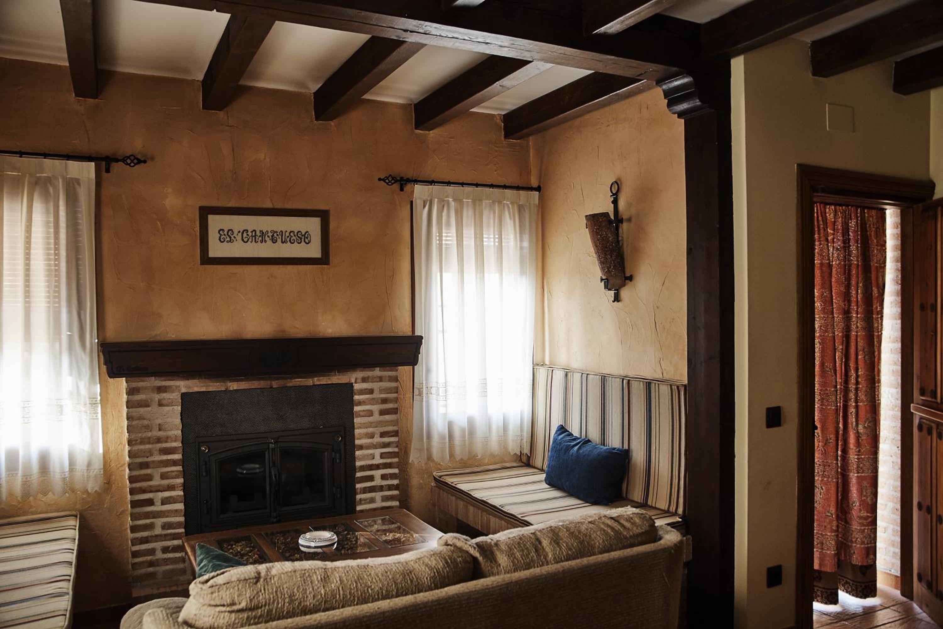 Five-Bedroom House photo 2