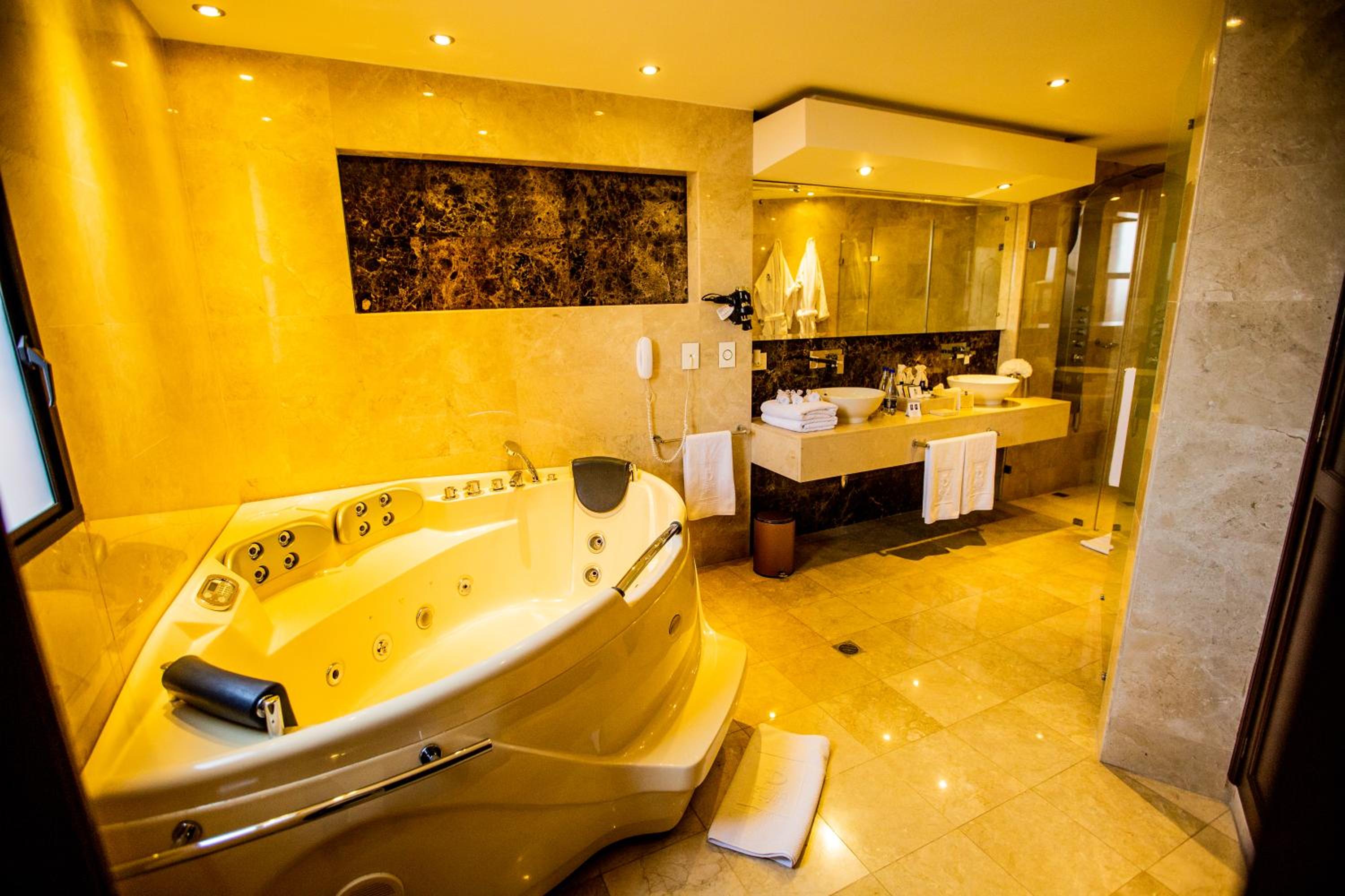 King Suite With Balcony photo 2