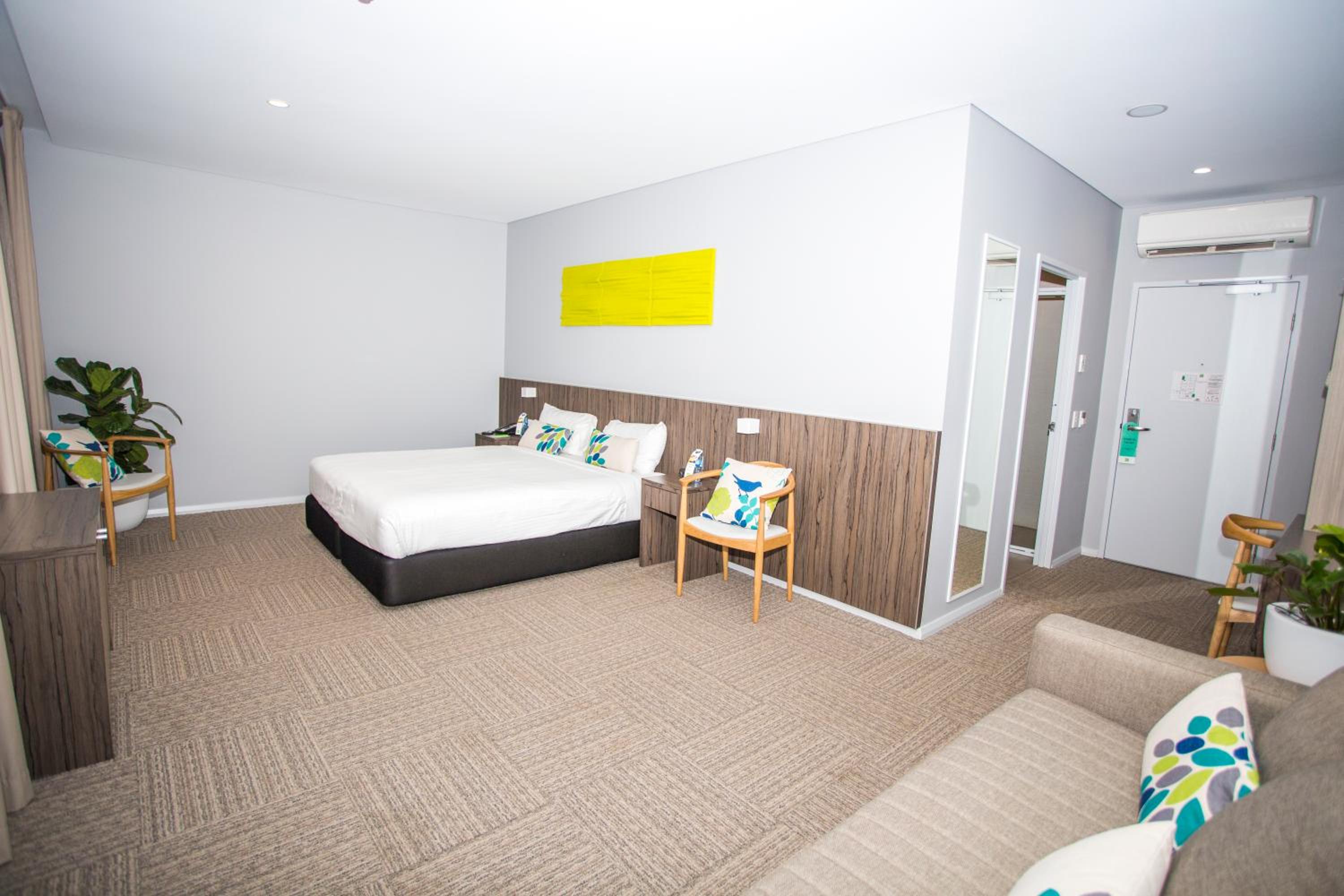 Superior King Room with Sofa photo 2