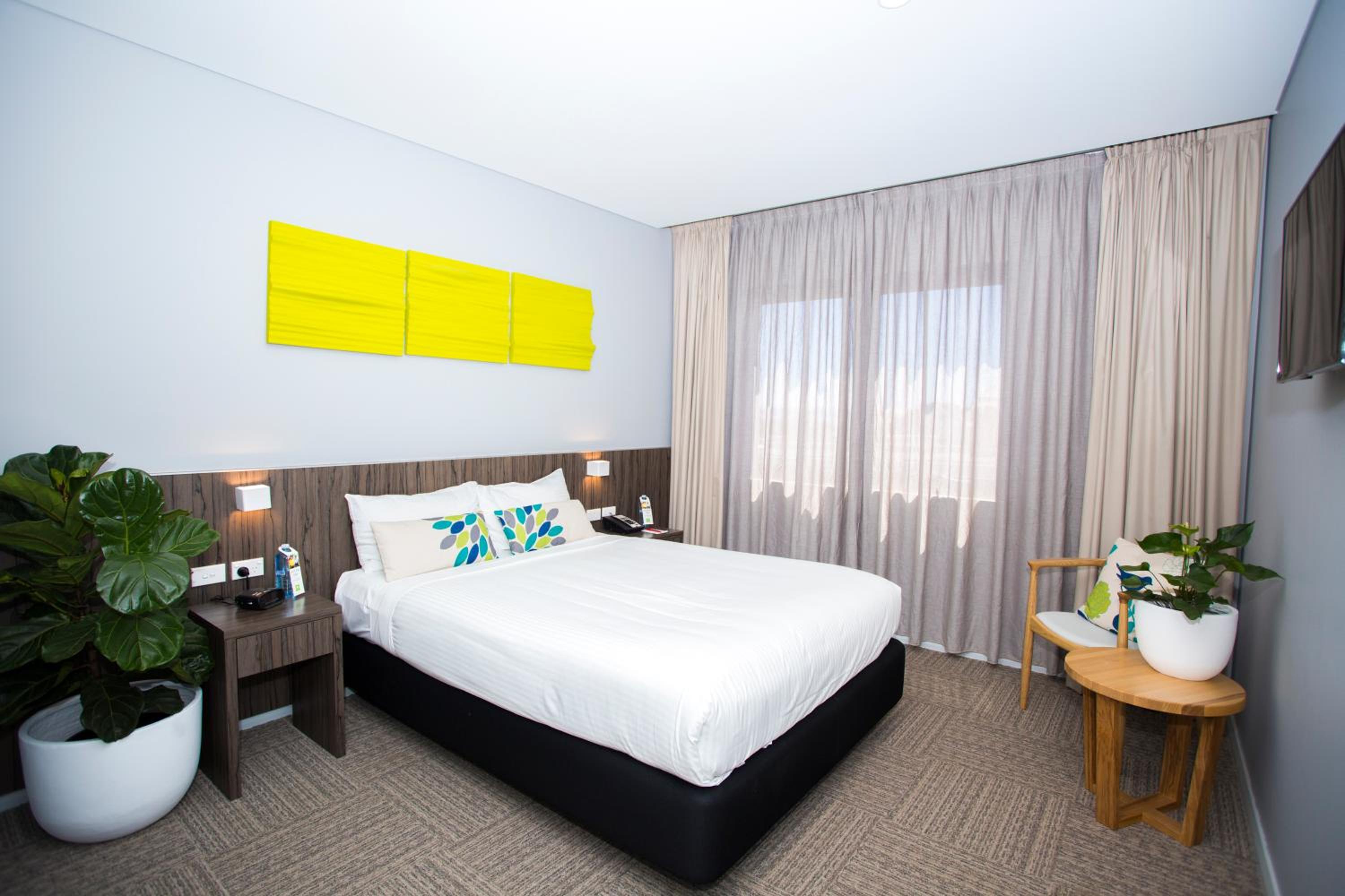 Superior King Room with Lake View photo 3