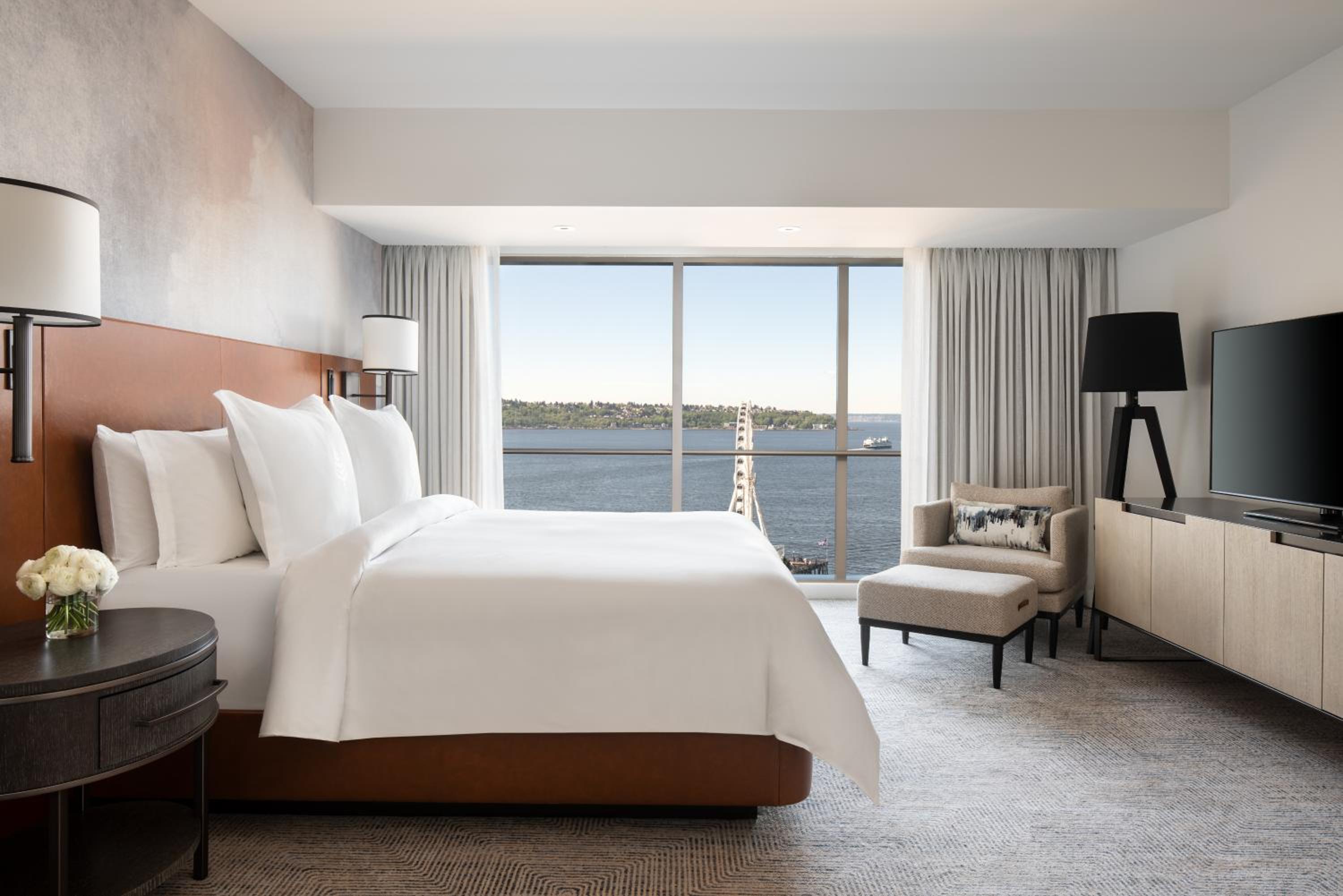 Deluxe Elliott Bay Suite