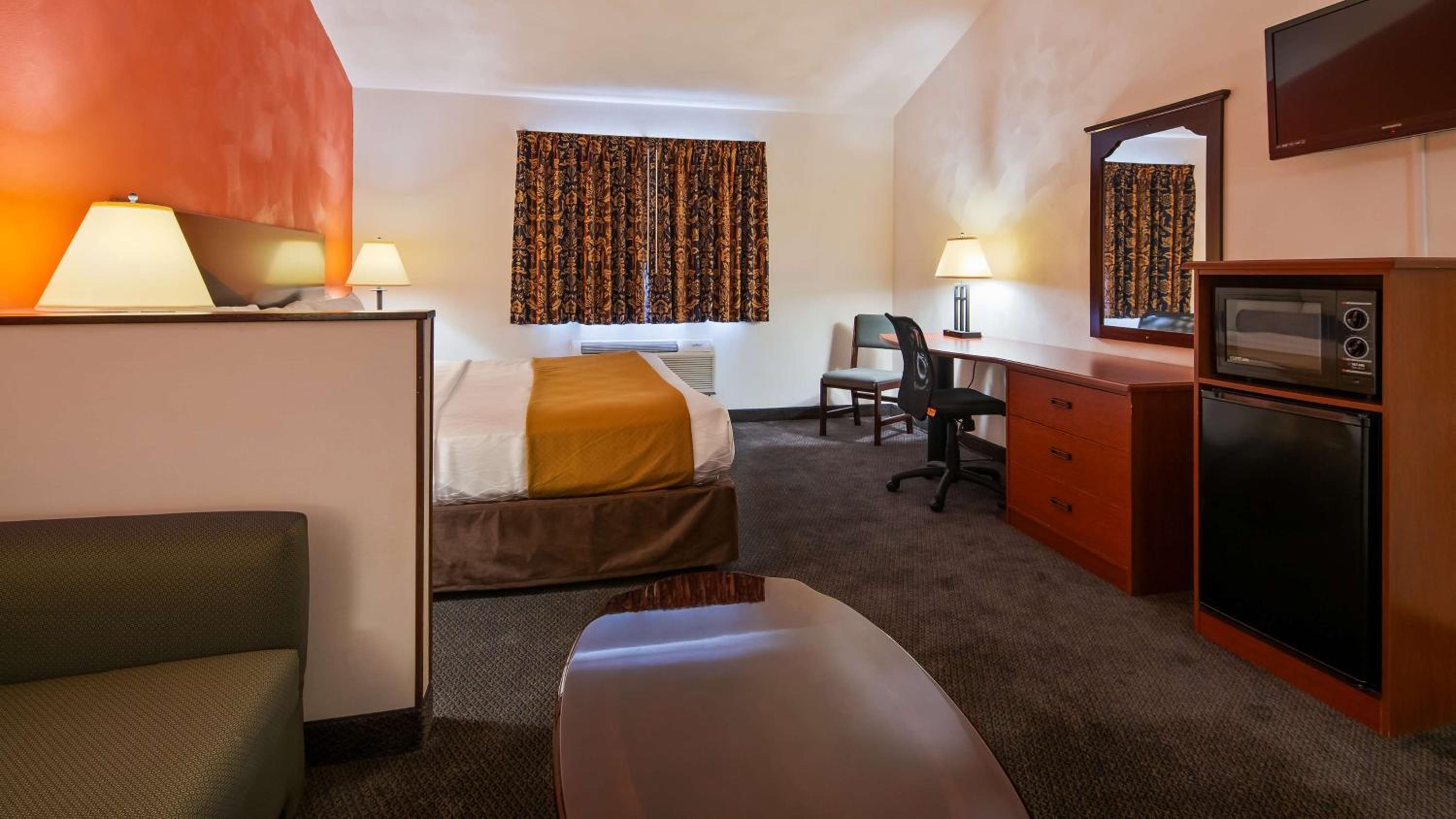 King Room with Sofa Bed - Photo 3