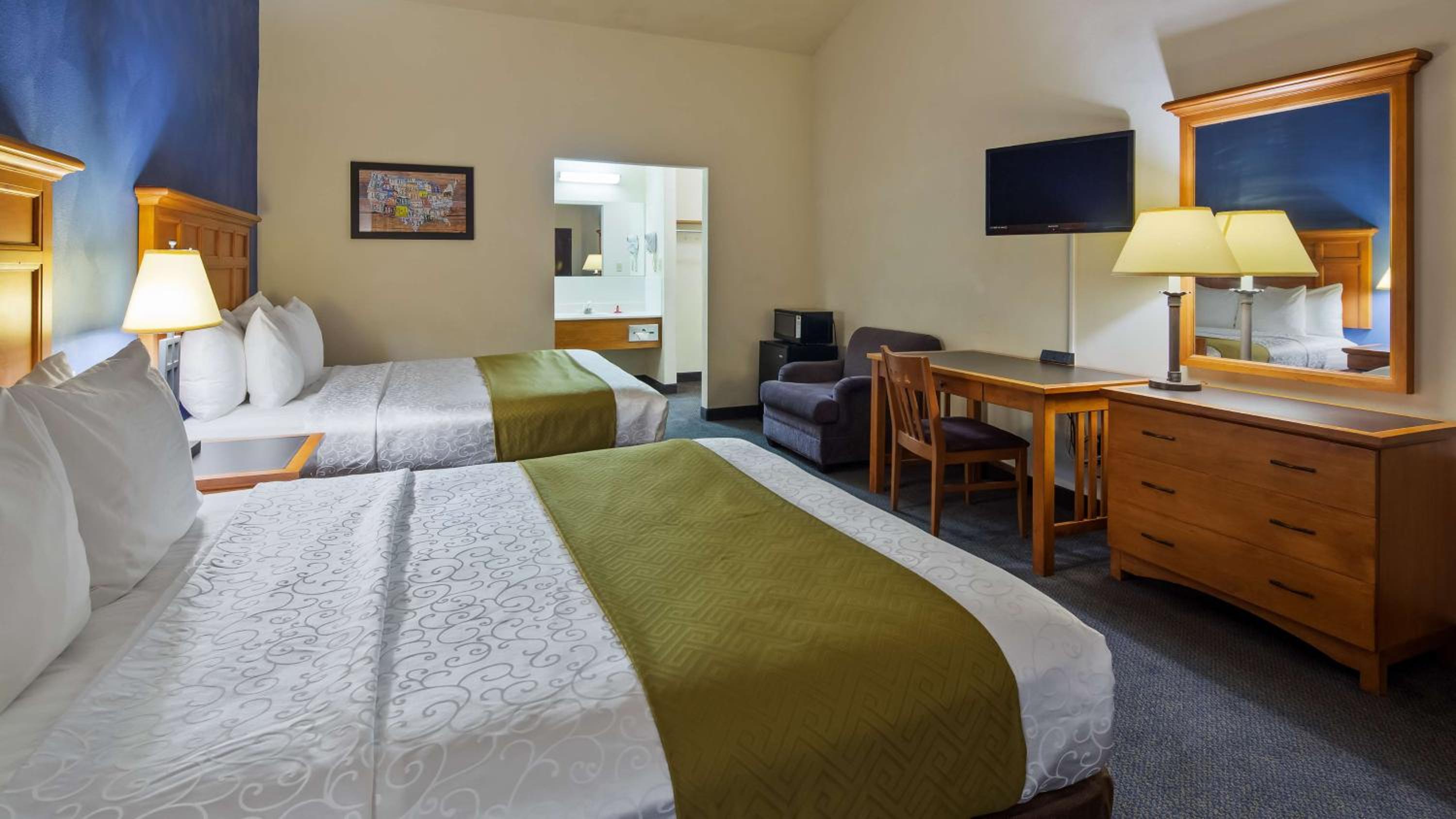 Queen Room with Two Queen Beds - Smoking - Photo 5