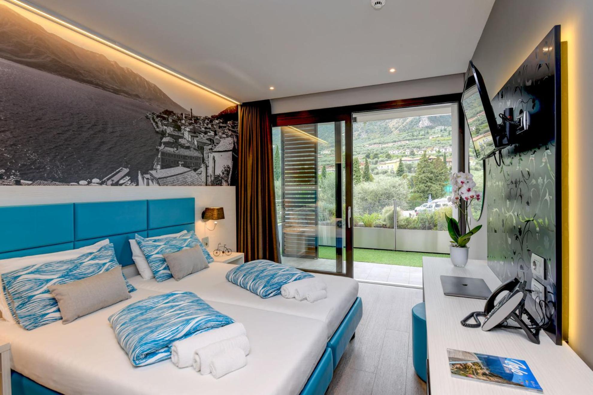 Standard Twin Room with Partial Lake View