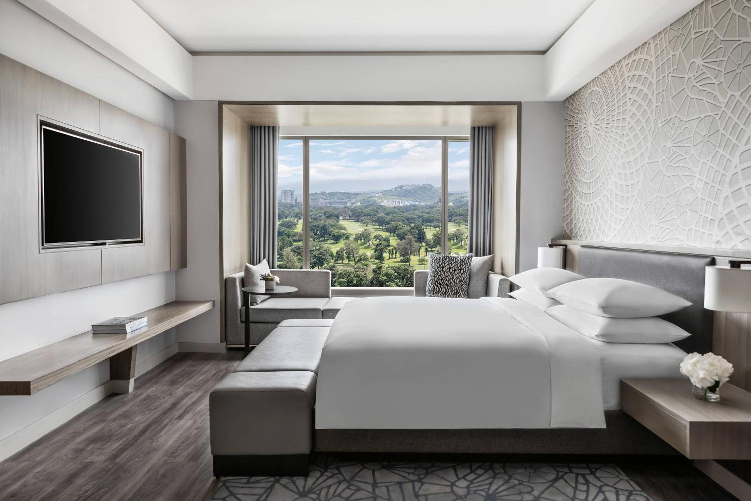 Deluxe King Suite with Executive Lounge Access - Photo 1